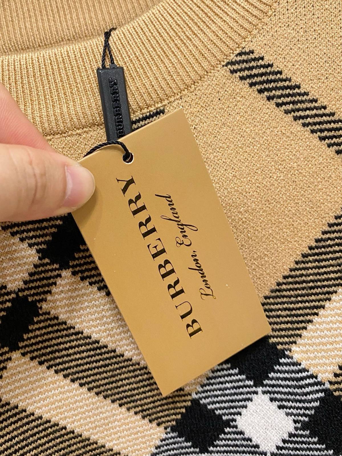BURBERRY バーバリー メンズ ニット クルーネック ケーブルニット ロゴ刺繍 オーバーサイズ ベージュ - 画像 6