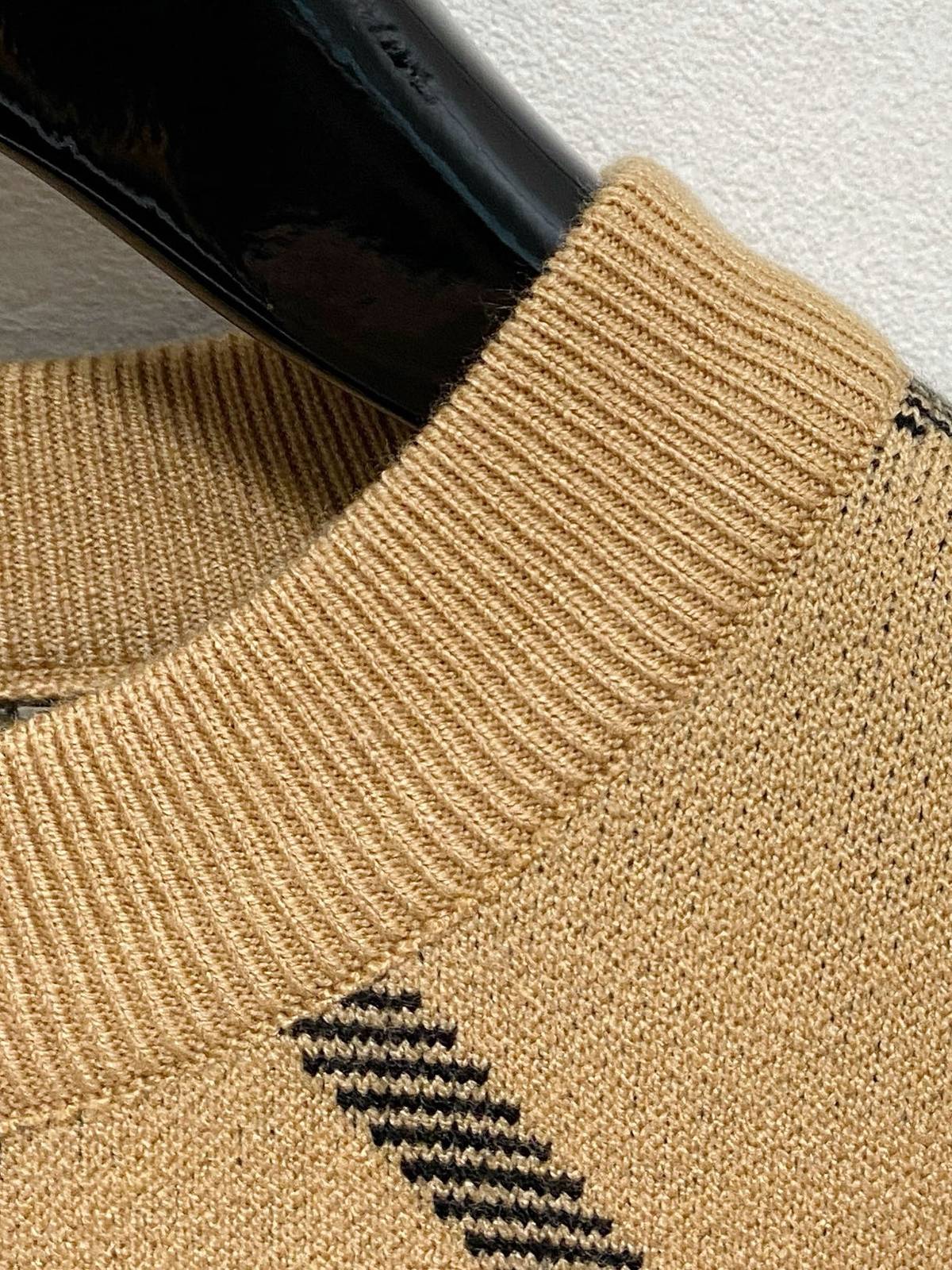BURBERRY バーバリー メンズ ニット クルーネック ケーブルニット ロゴ刺繍 オーバーサイズ ベージュ - 画像 8