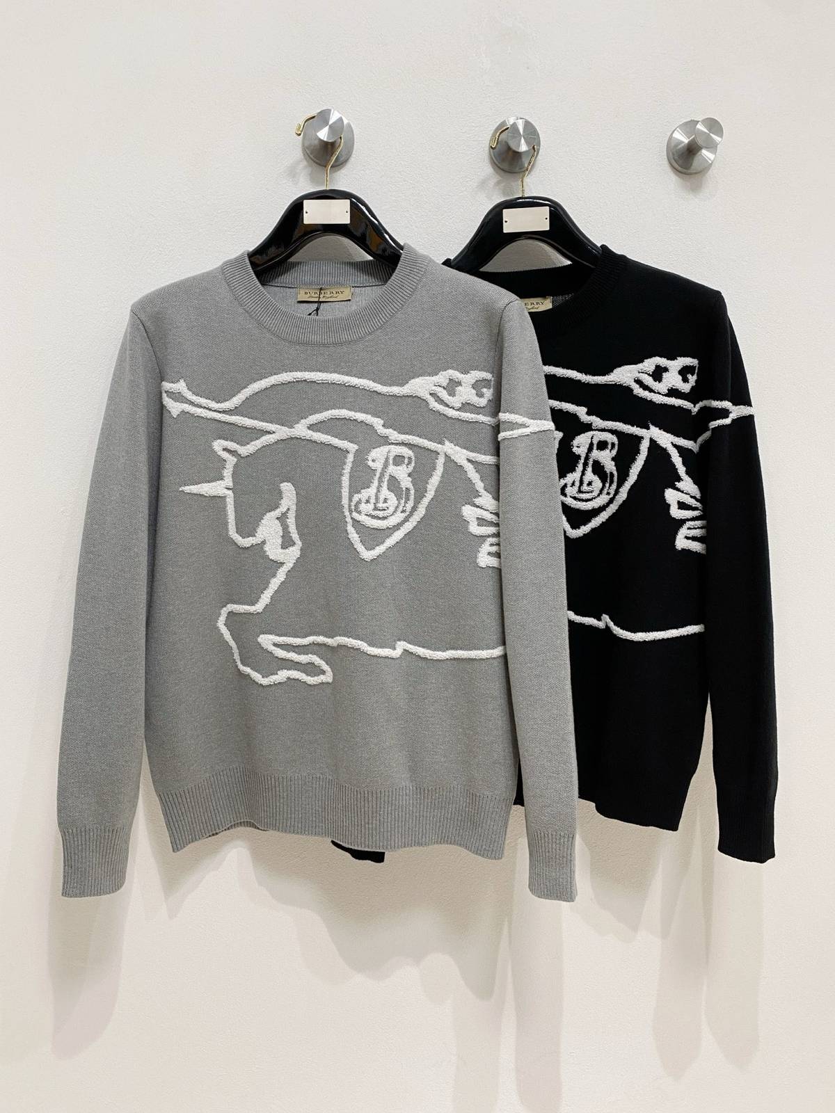 BURBERRY メンズ ニット クルーネック ケーブルニット ロゴ刺繍 オーバーサイズ ブラック ベージュ - 画像 2