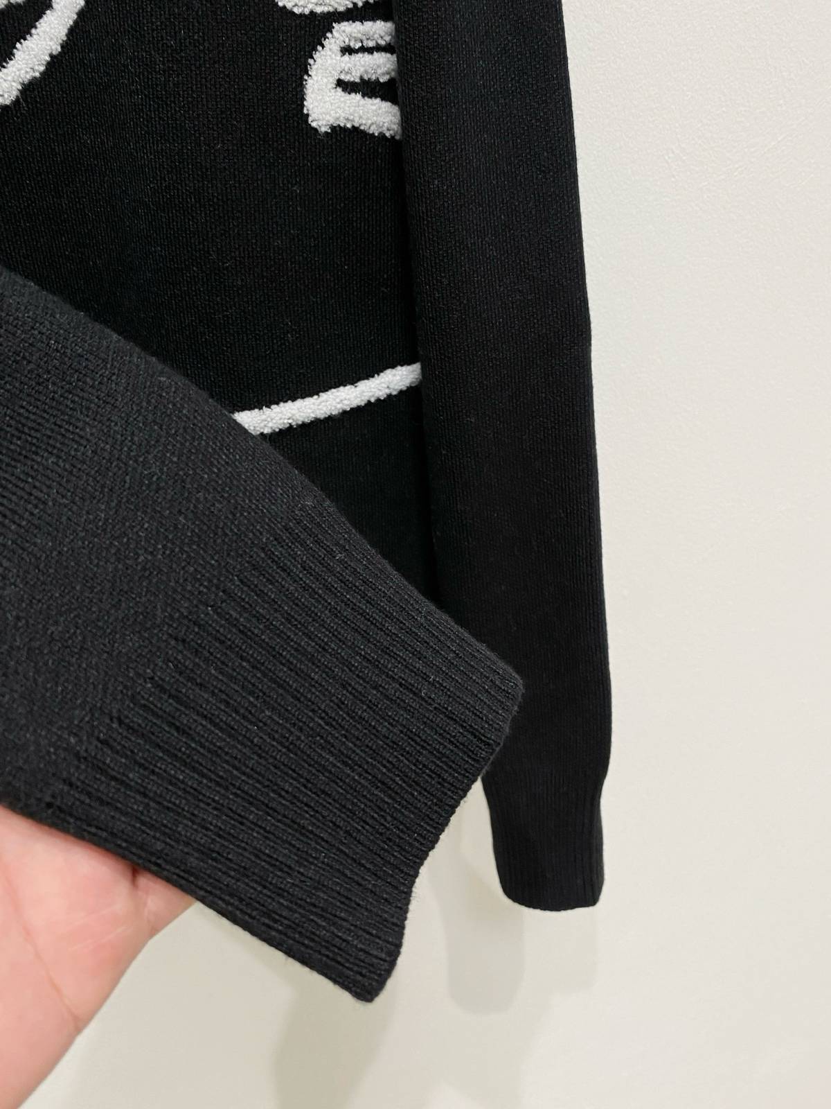 BURBERRY メンズ ニット クルーネック ケーブルニット ロゴ刺繍 オーバーサイズ ブラック ベージュ - 画像 4