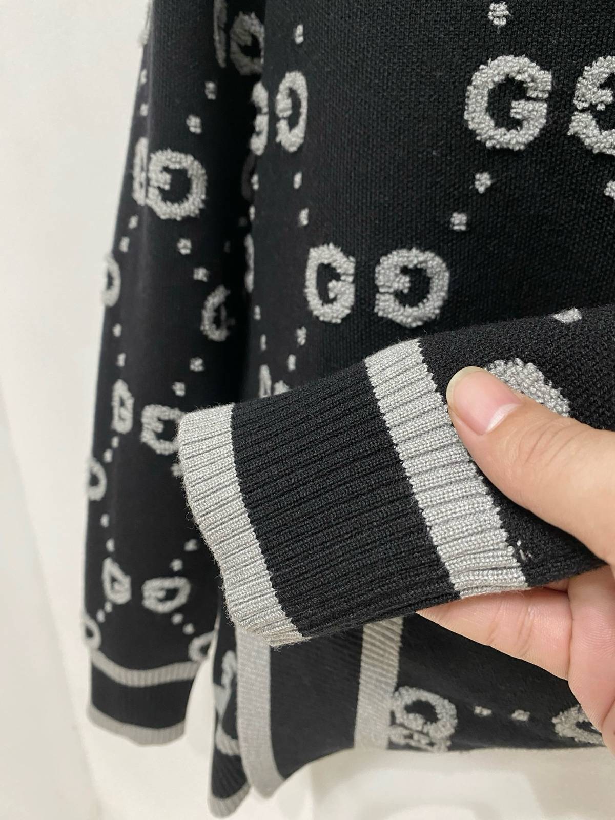 GUCCI グッチ メンズ ニット クルーネック インターシャ ローゲージ オーバーサイズ 秋冬 ブラック - 画像 4