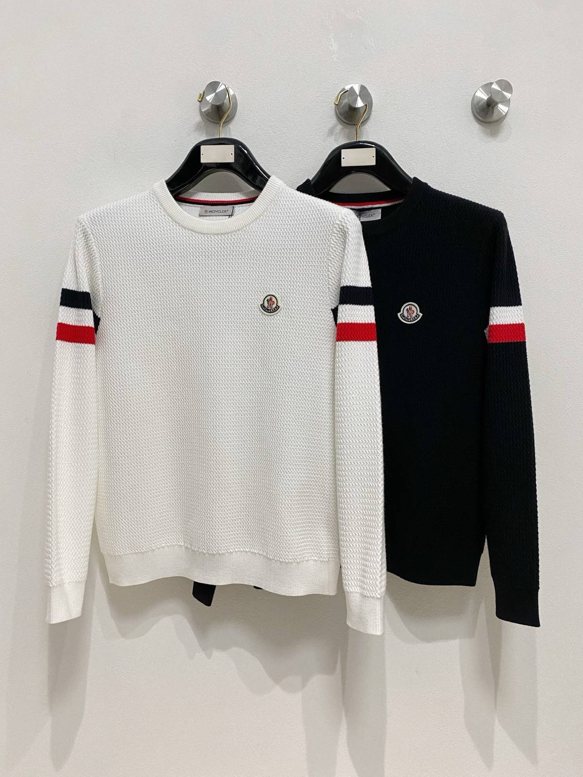 MONCLER モンクレール メンズ ニット クルーネック ワッフル編み ロゴ刺繍 ファッション ブラック M - 画像 2
