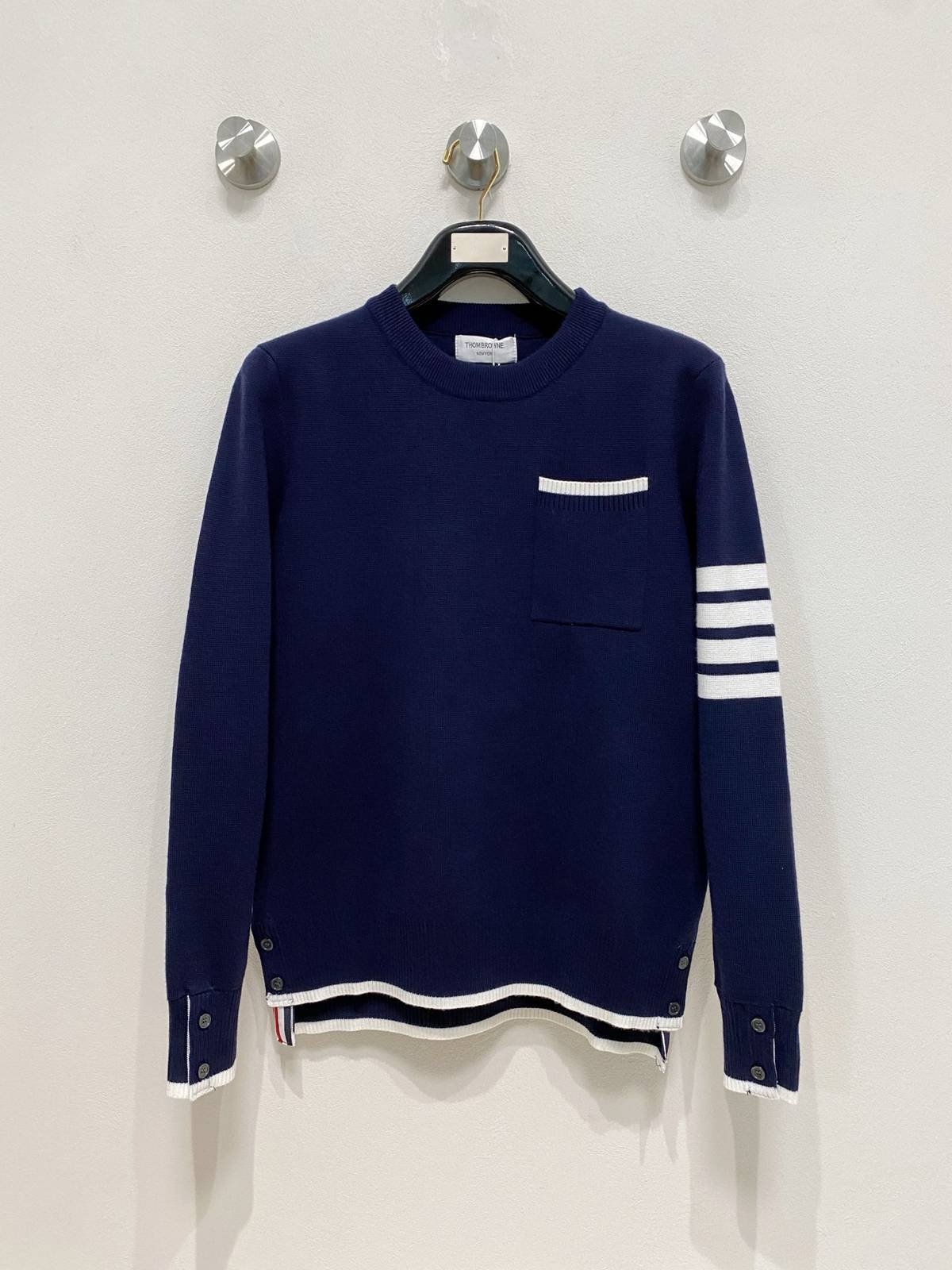 THOM BROWNE メンズ ニット クルーネック ケーブルニット ローゲージ オーバーサイズ 秋冬 ブラック グレー オフホワイト - 画像 2