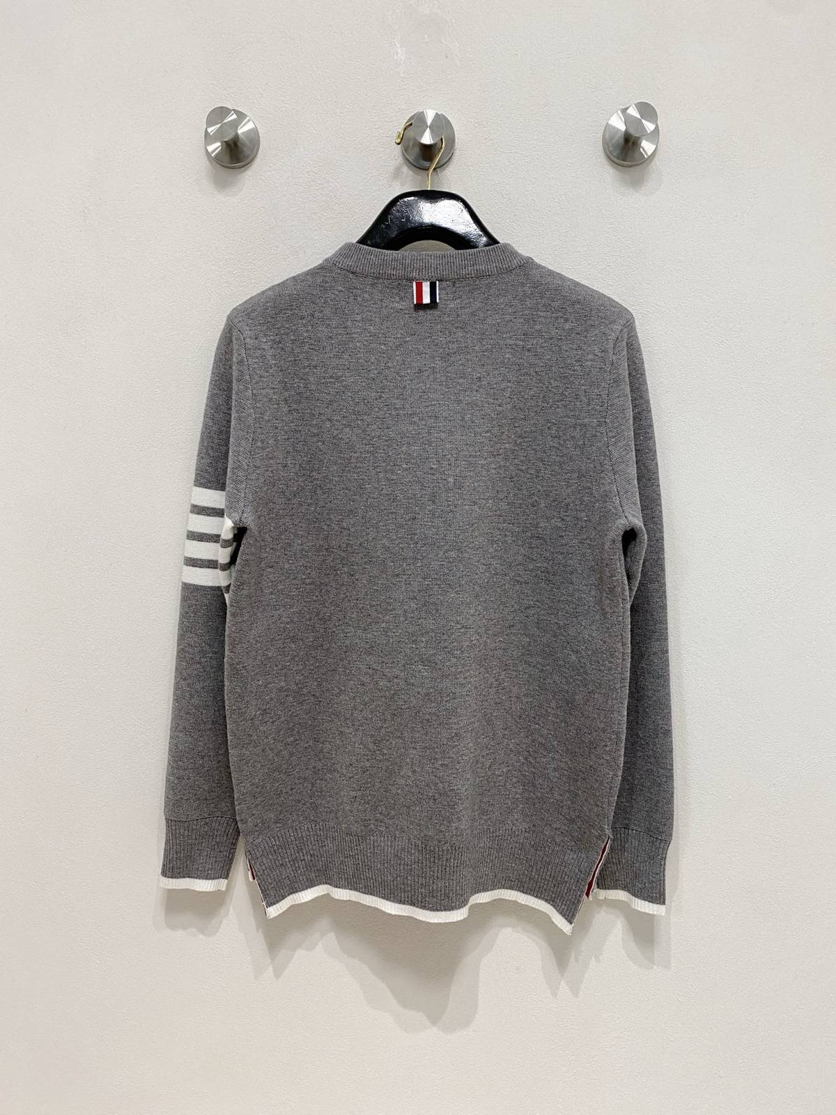 THOM BROWNE メンズ ニット クルーネック ケーブルニット ローゲージ オーバーサイズ 秋冬 ブラック グレー オフホワイト - 画像 3