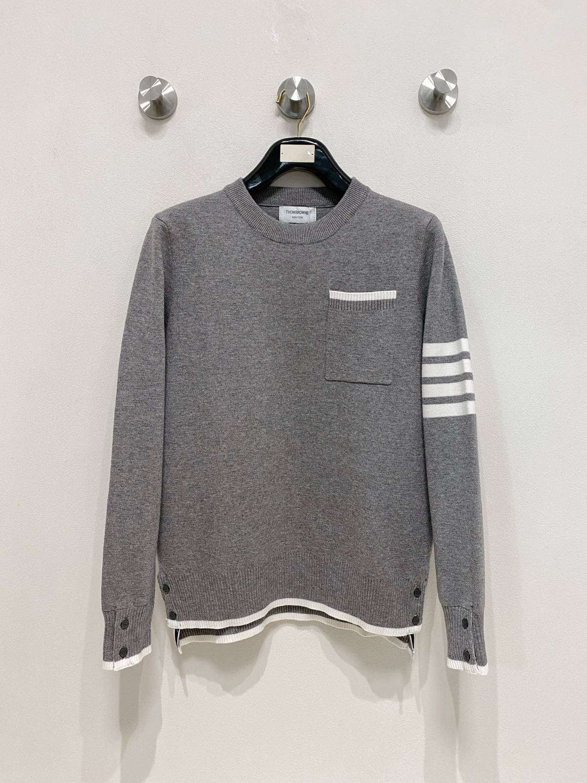 THOM BROWNE メンズ ニット クルーネック ケーブルニット ローゲージ オーバーサイズ 秋冬 ブラック グレー オフホワイト - 画像 4