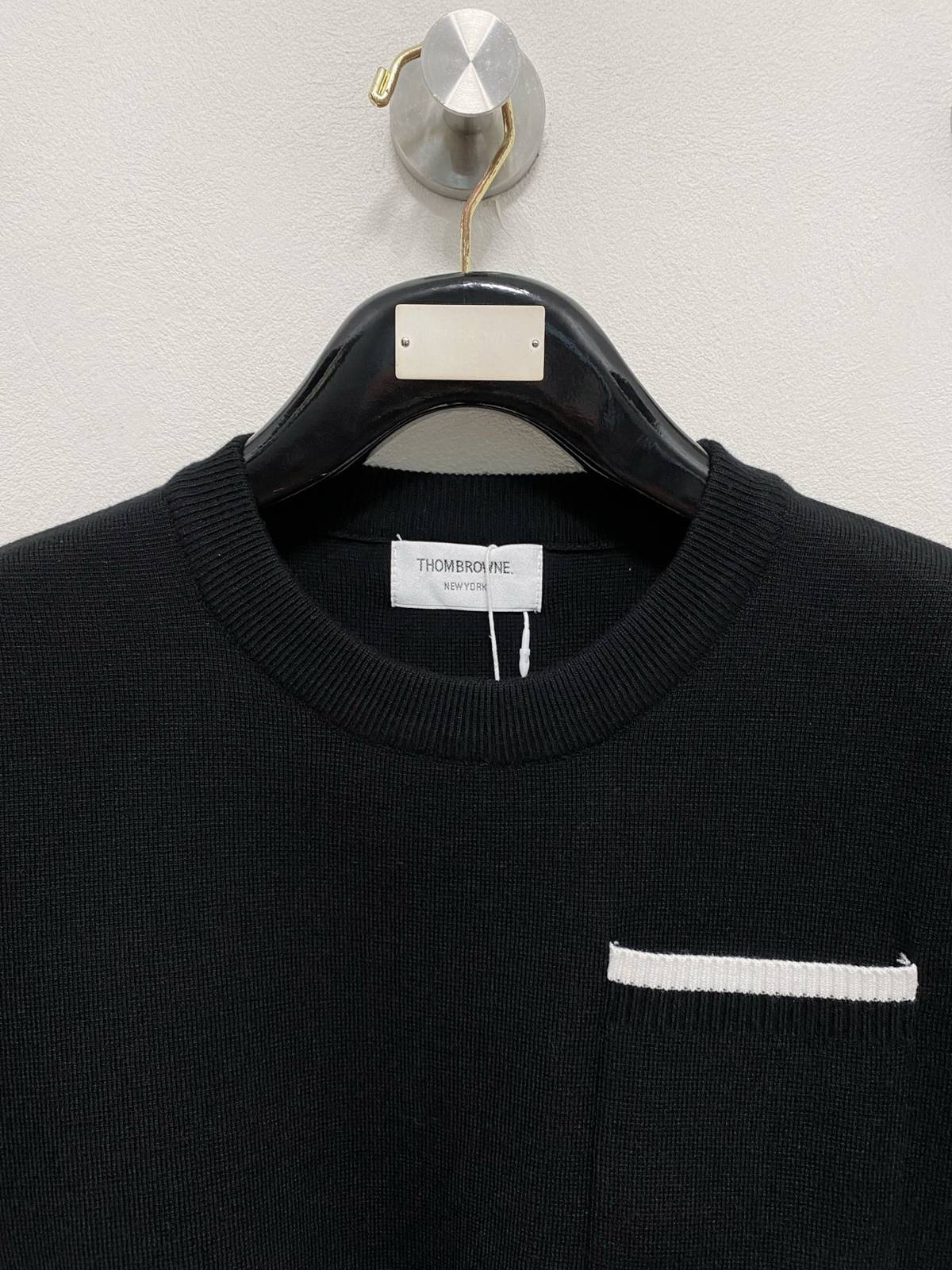 THOM BROWNE メンズ ニット クルーネック ケーブルニット ローゲージ オーバーサイズ 秋冬 ブラック グレー オフホワイト - 画像 10
