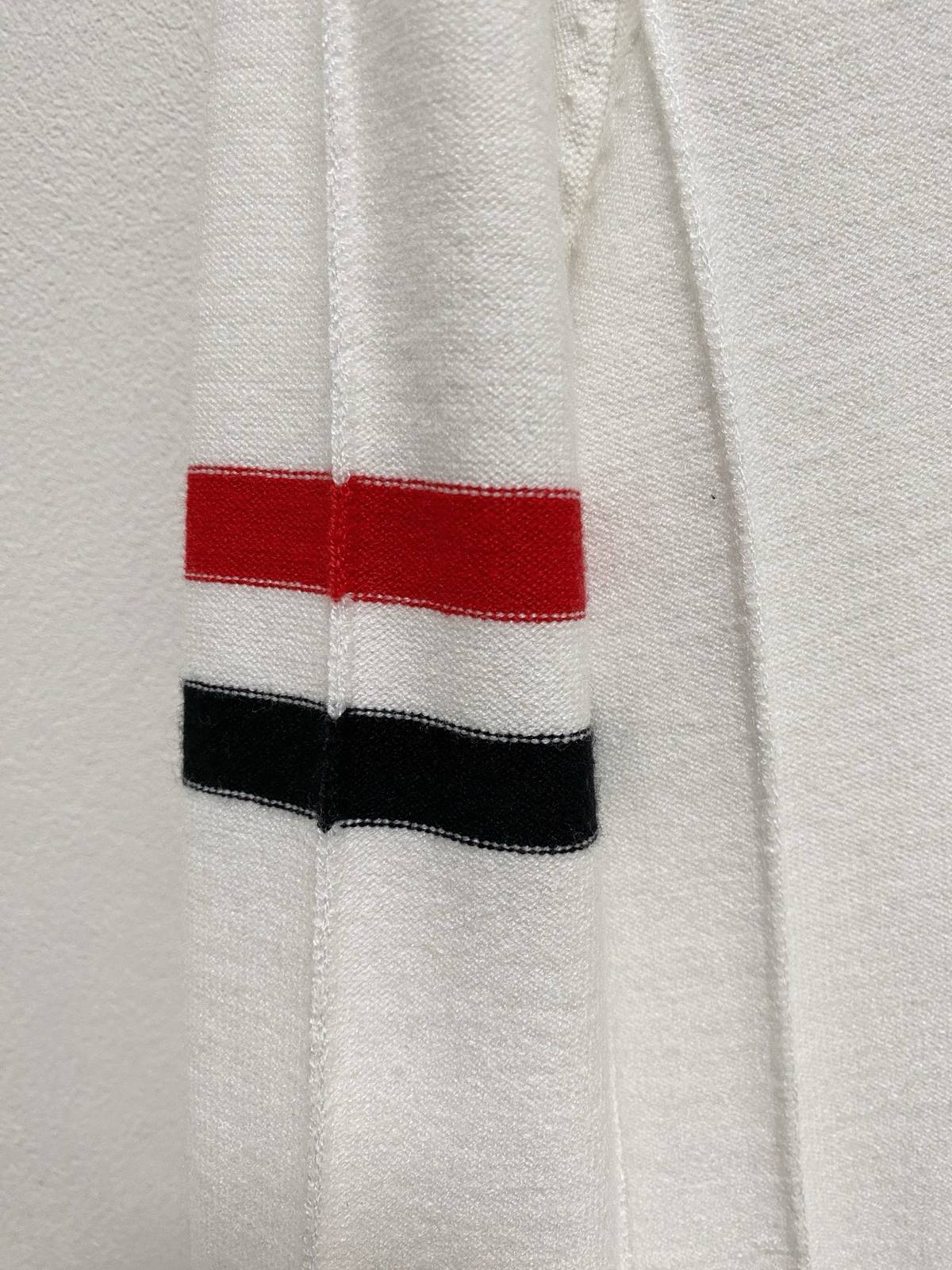 THOM BROWNE メンズ セーター クルーネック リブニット 3Xカラー ベージュ - 画像 5