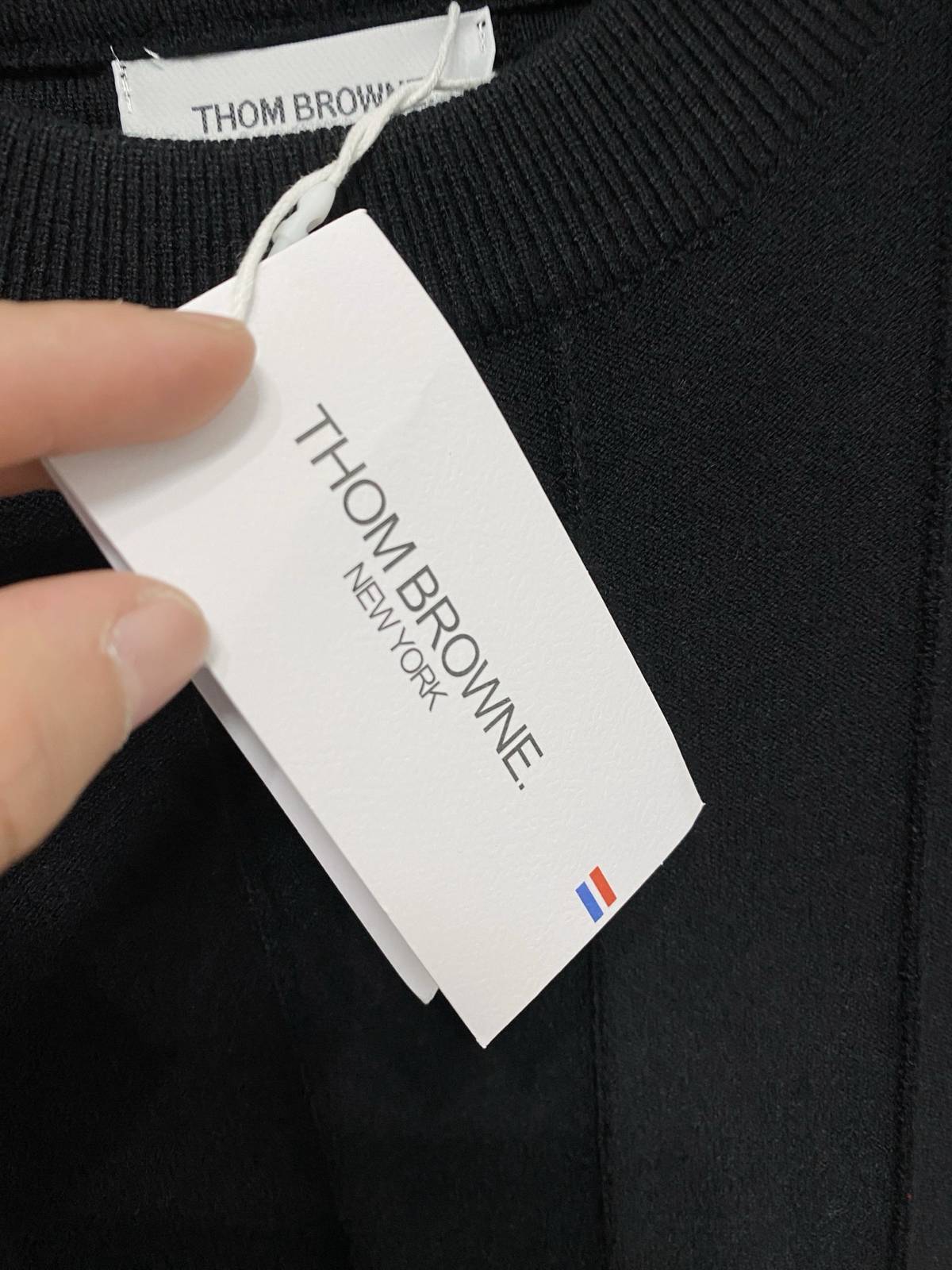 THOM BROWNE メンズ ニット クルーネック リブニット 綿混 ワッフル編み ビジカジ オフホワイト ブラック - 画像 4