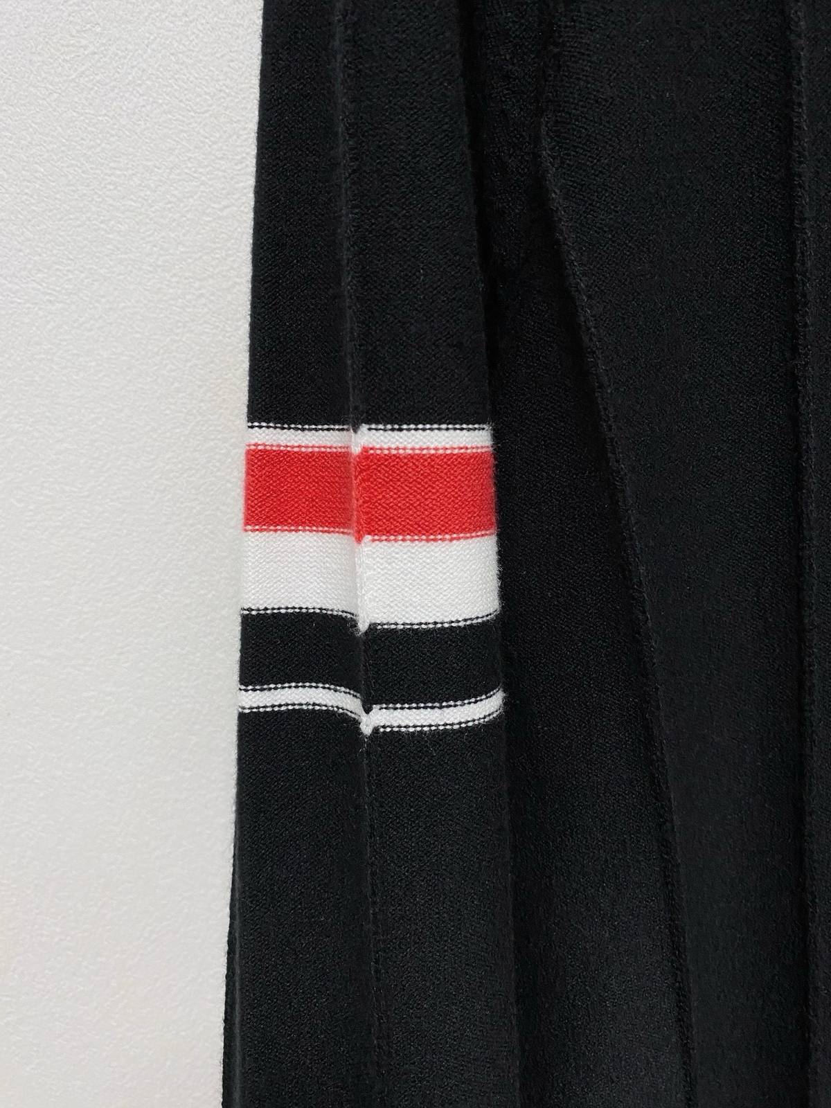 THOM BROWNE メンズ ニット クルーネック リブニット 綿混 ワッフル編み ビジカジ オフホワイト ブラック - 画像 5