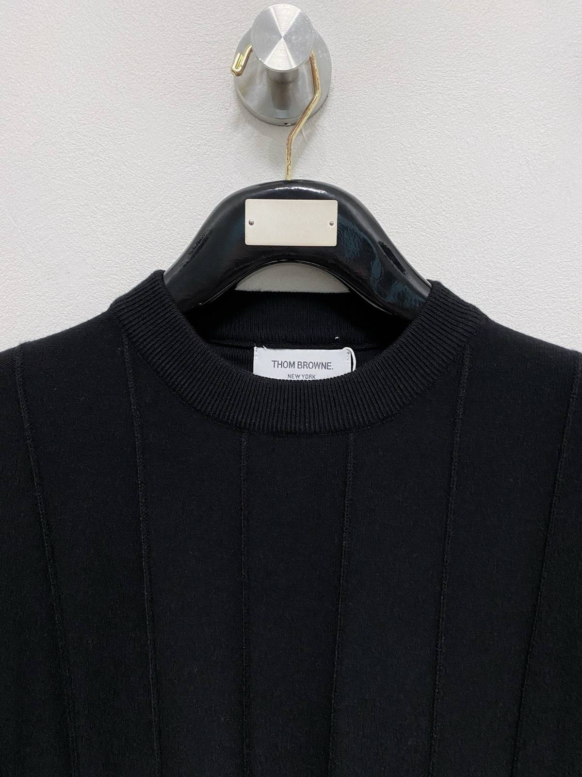 THOM BROWNE メンズ ニット クルーネック リブニット 綿混 ワッフル編み ビジカジ オフホワイト ブラック - 画像 7