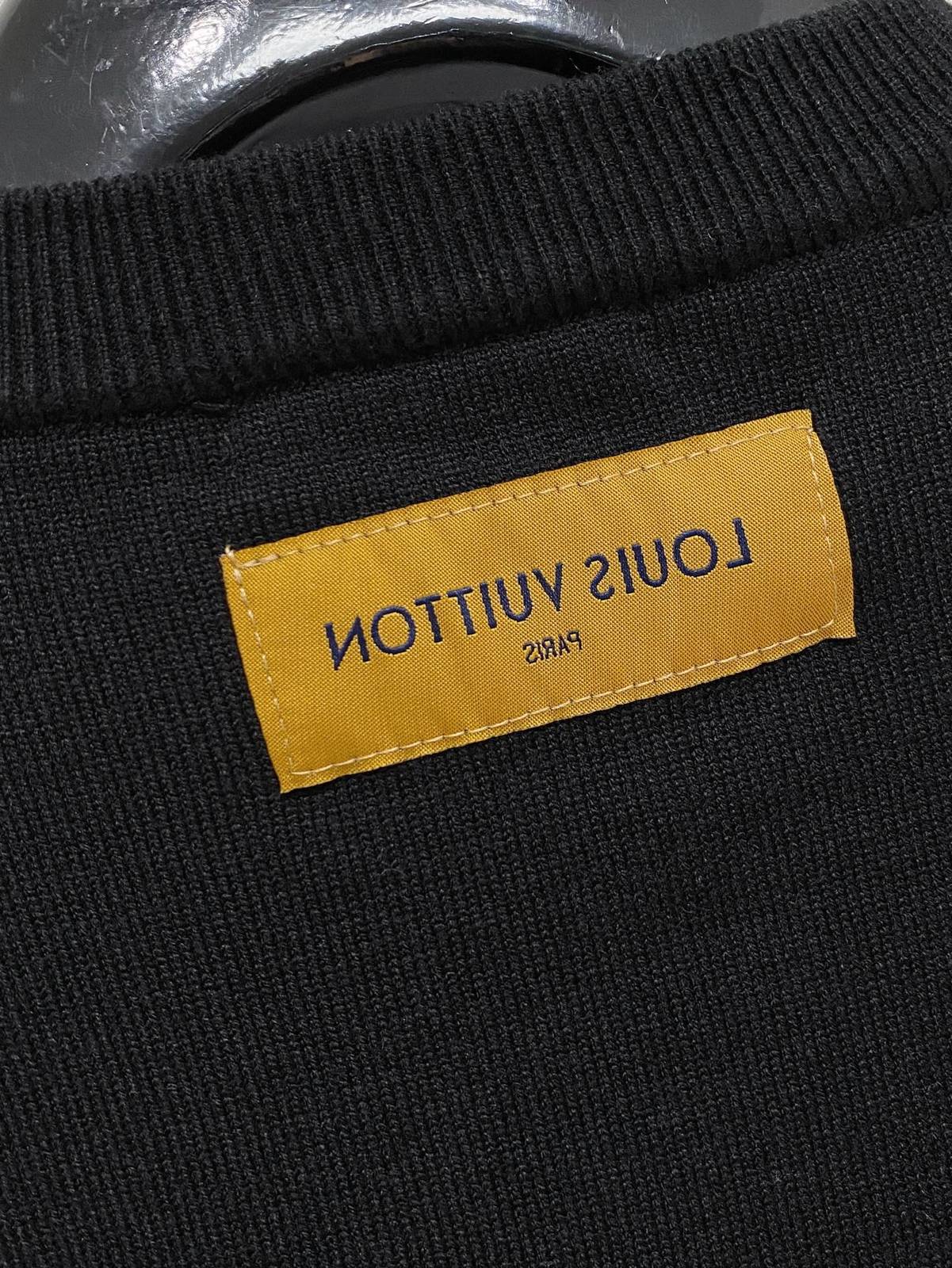LOUIS VUITTON メンズ ニット クルーネック ケーブルニット 総柄 ロゴ刺繍 ブラック - 画像 4