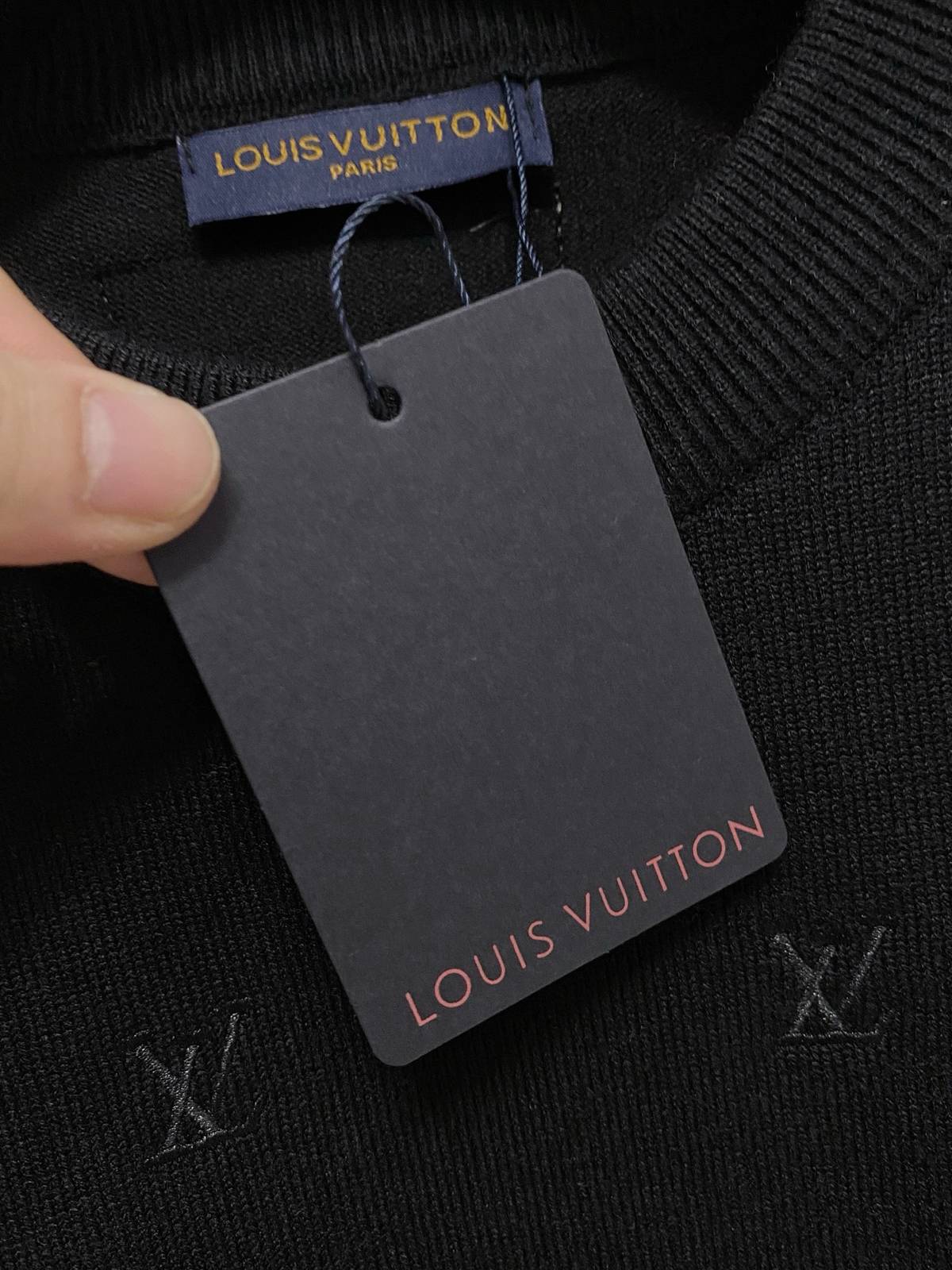 LOUIS VUITTON メンズ ニット クルーネック ケーブルニット 総柄 ロゴ刺繍 ブラック - 画像 6