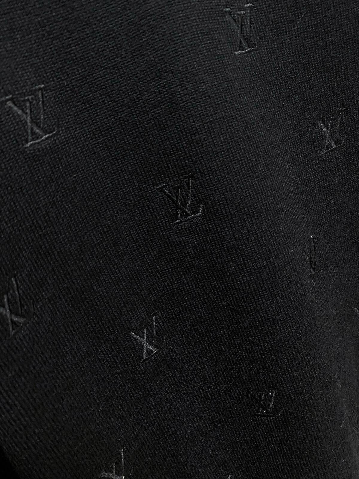 LOUIS VUITTON メンズ ニット クルーネック ケーブルニット 総柄 ロゴ刺繍 ブラック - 画像 7