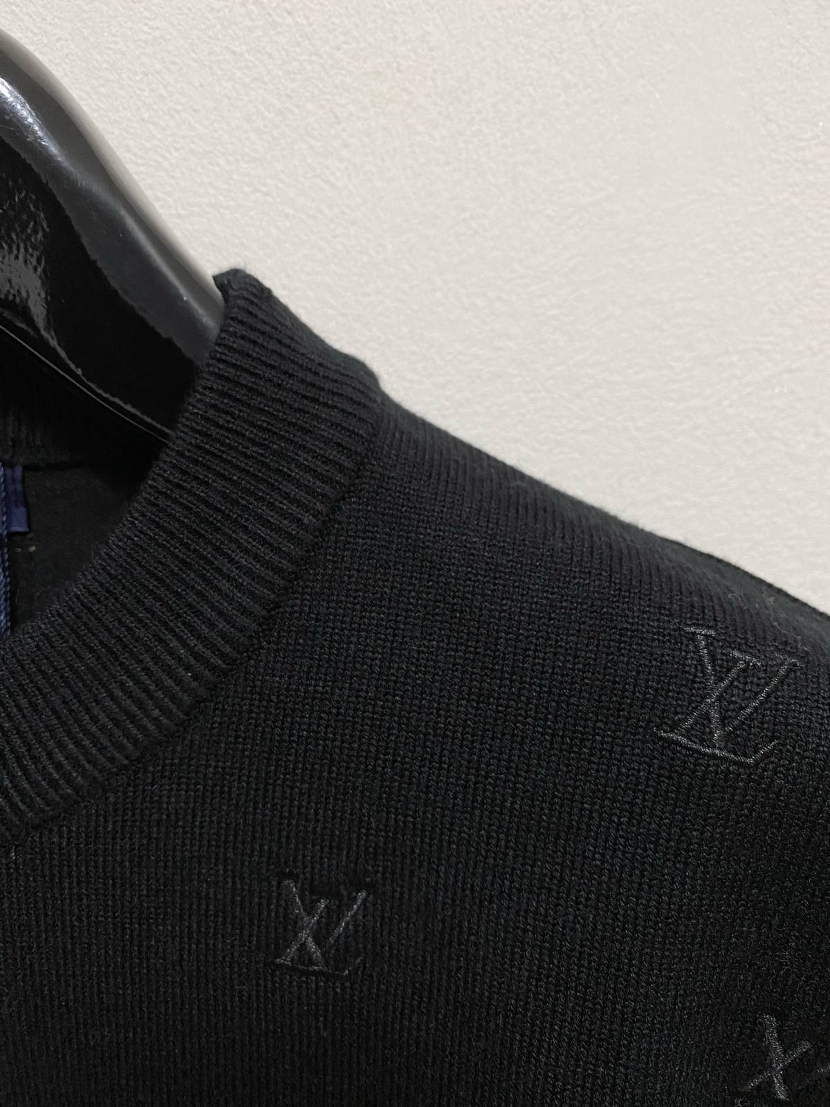 LOUIS VUITTON メンズ ニット クルーネック ケーブルニット 総柄 ロゴ刺繍 ブラック - 画像 8