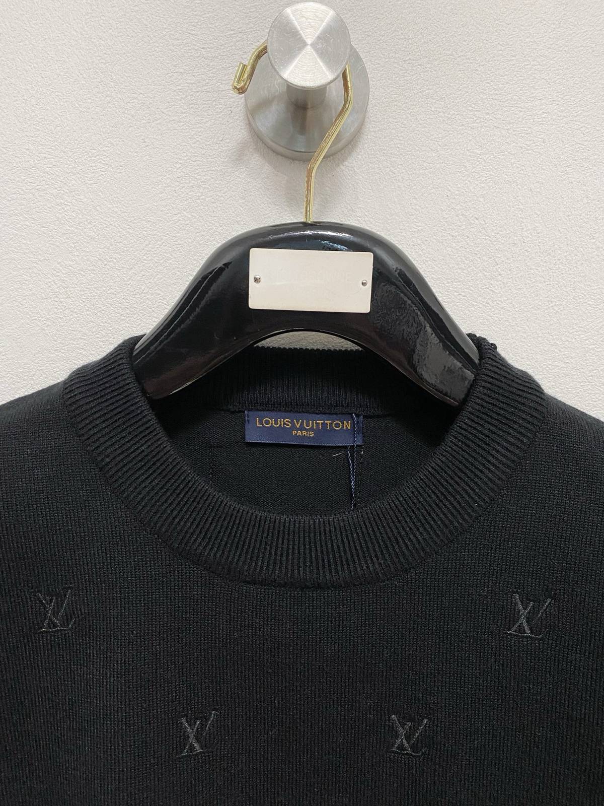 LOUIS VUITTON メンズ ニット クルーネック ケーブルニット 総柄 ロゴ刺繍 ブラック - 画像 9