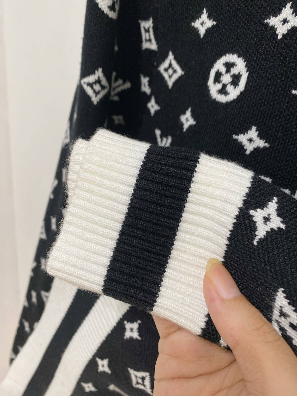 LOUIS VUITTON ルイヴィトン メンズ ニット クルーネック モノグラム ワッフル編み ブラック - 画像 5
