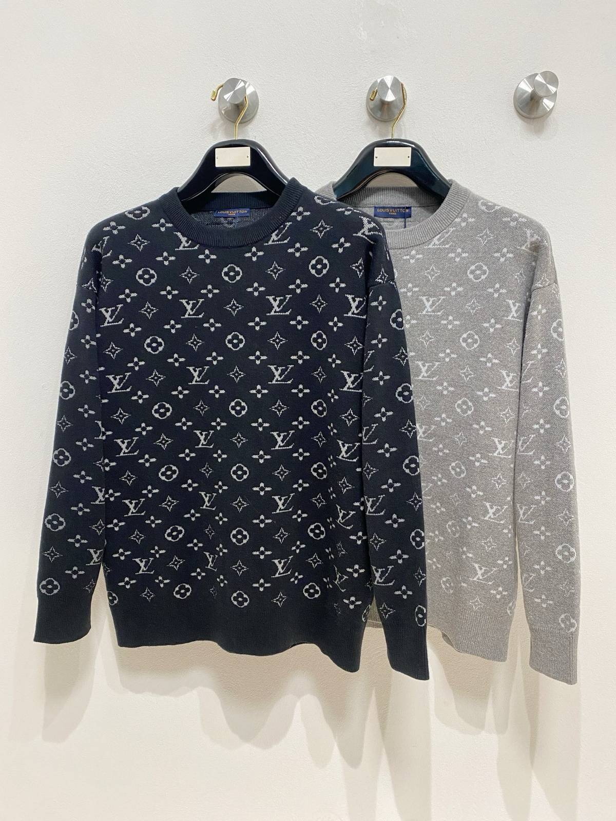 LV ルイヴィトン メンズ ニット クルーネック ロゴ刺繍 総柄 ワッフル編み オーバーサイズ ブラック ホワイト オレンジ グレー - 画像 3