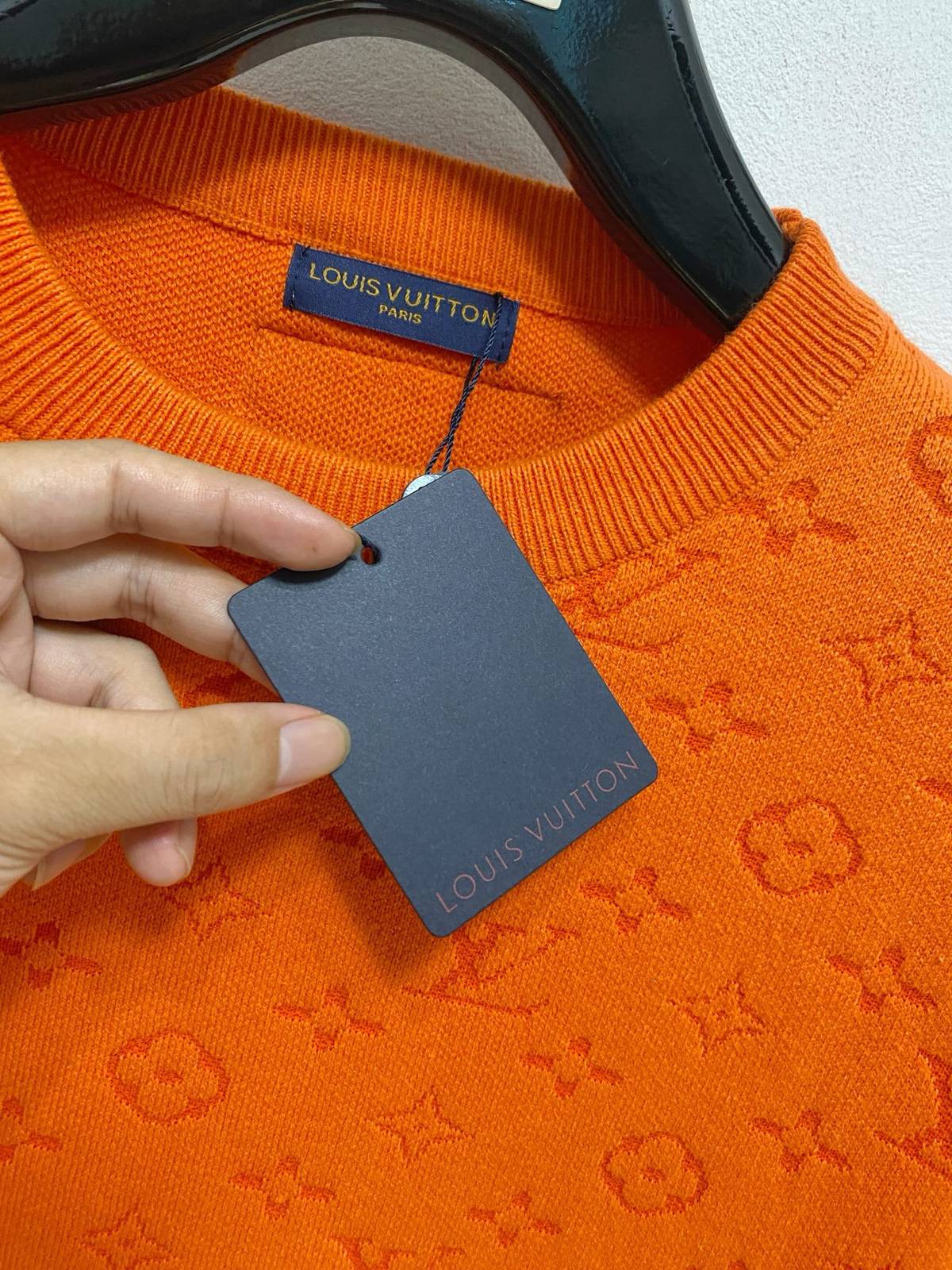 LV ルイヴィトン メンズ ニット クルーネック ロゴ刺繍 総柄 ワッフル編み オーバーサイズ ブラック ホワイト オレンジ グレー - 画像 8