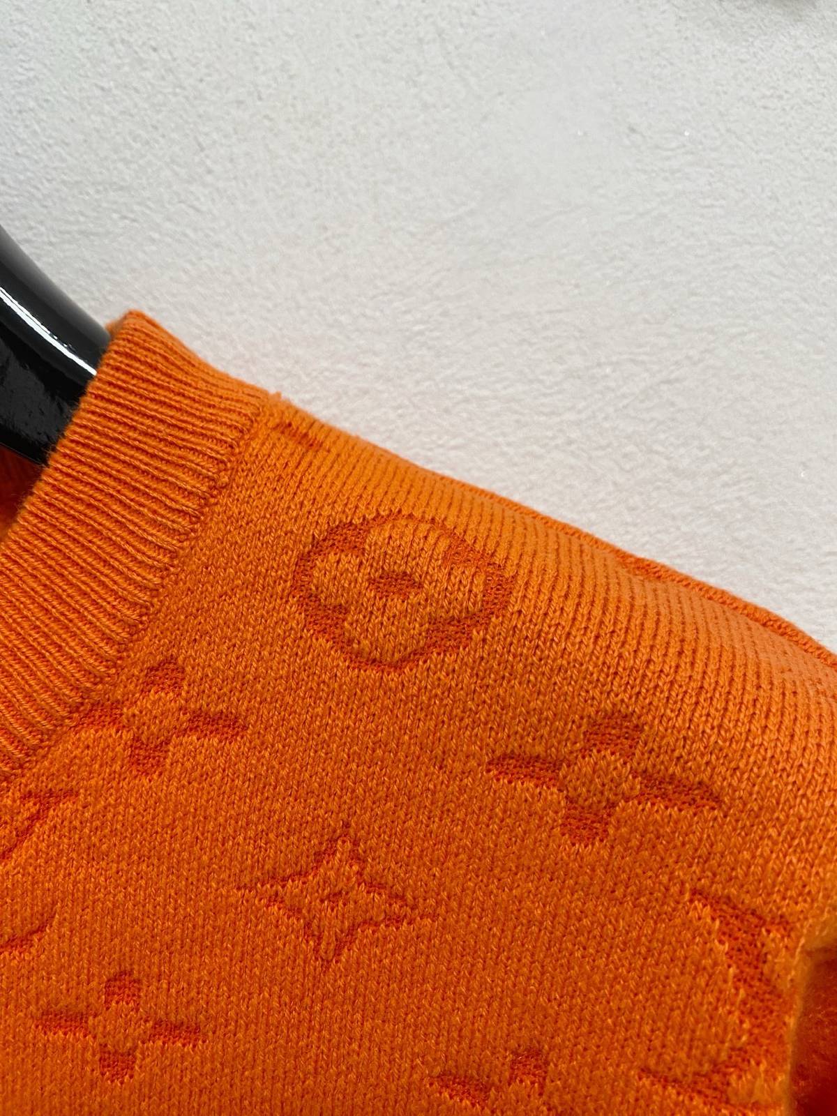 LV ルイヴィトン メンズ ニット クルーネック ロゴ刺繍 総柄 ワッフル編み オーバーサイズ ブラック ホワイト オレンジ グレー - 画像 9