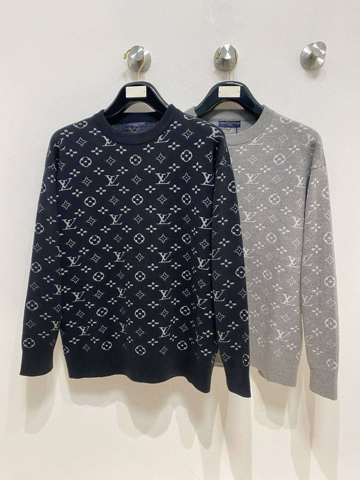 LOUIS VUITTON メンズ ニット クルーネック ケーブル編み ワッフル編み ロゴ刺繍 オーバーサイズ ブラック - 画像 2