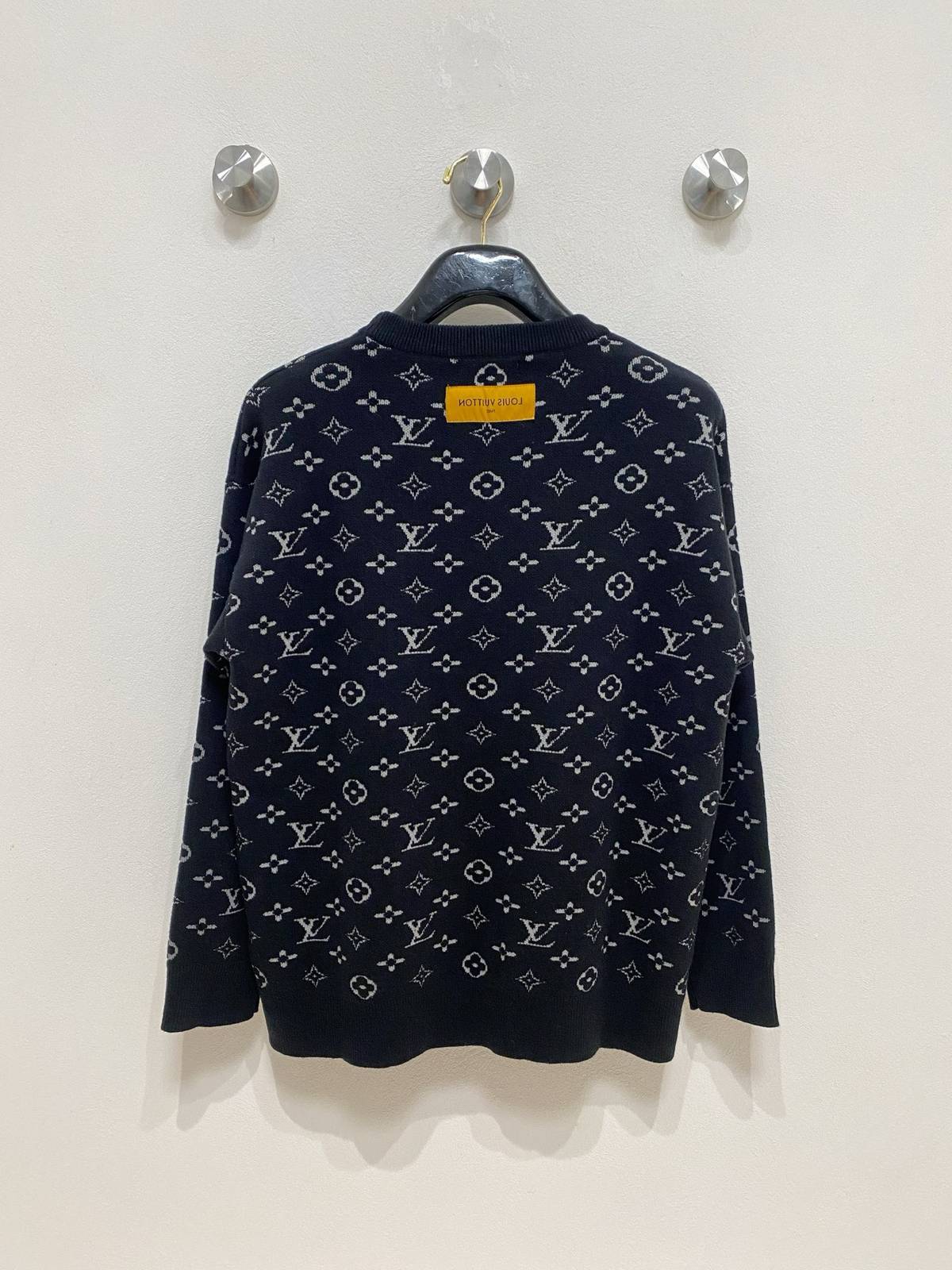 LOUIS VUITTON メンズ ニット クルーネック ケーブル編み ワッフル編み ロゴ刺繍 オーバーサイズ ブラック - 画像 3