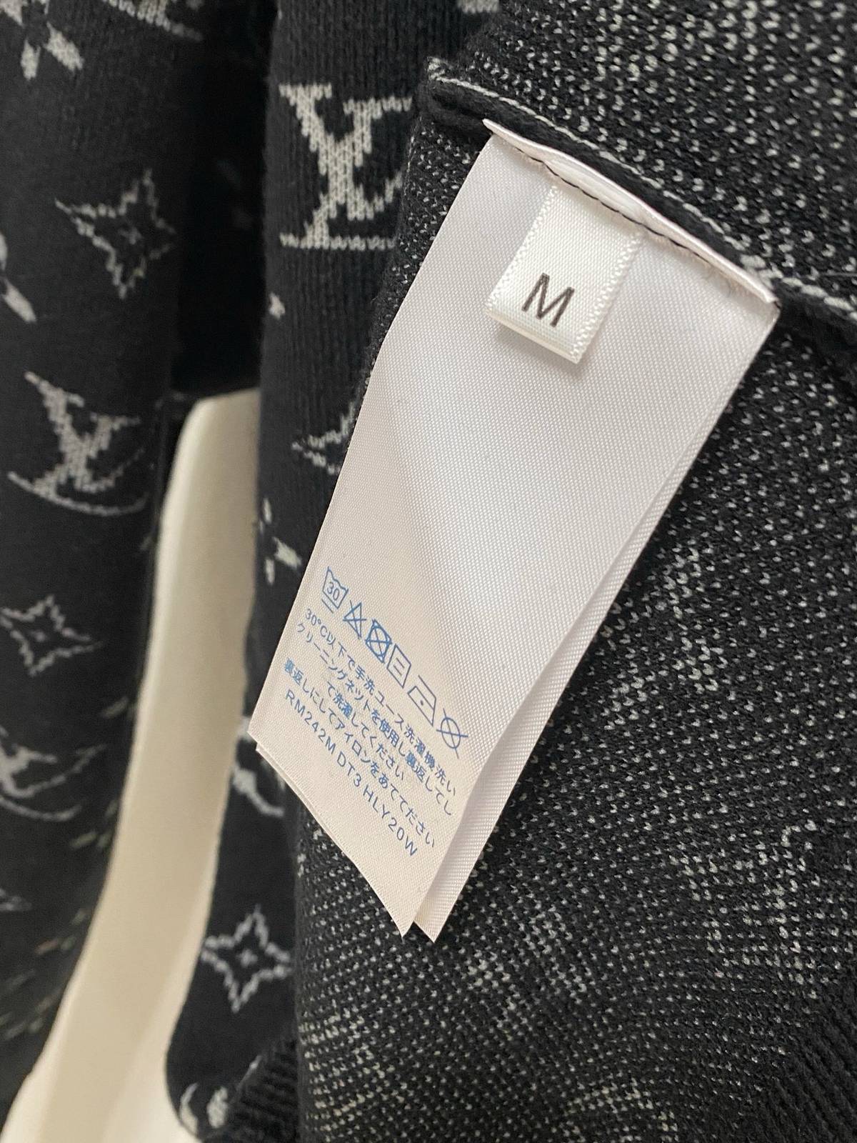 LOUIS VUITTON メンズ ニット クルーネック ケーブル編み ワッフル編み ロゴ刺繍 オーバーサイズ ブラック - 画像 4