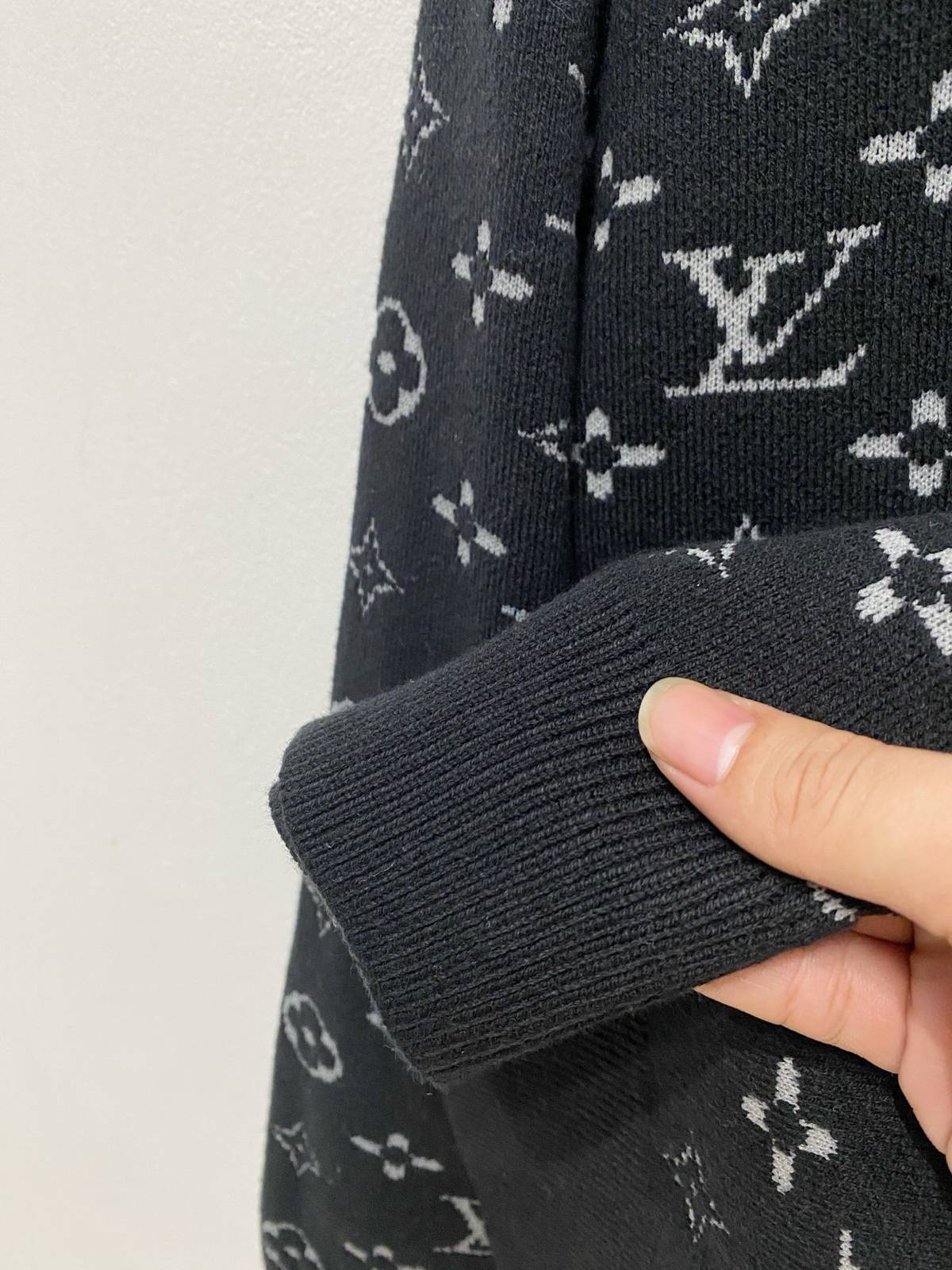 LOUIS VUITTON メンズ ニット クルーネック ケーブル編み ワッフル編み ロゴ刺繍 オーバーサイズ ブラック - 画像 5