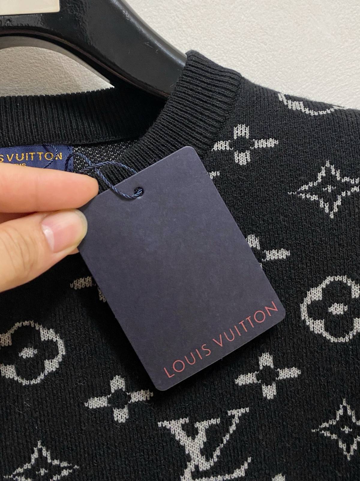 LOUIS VUITTON メンズ ニット クルーネック ケーブル編み ワッフル編み ロゴ刺繍 オーバーサイズ ブラック - 画像 6