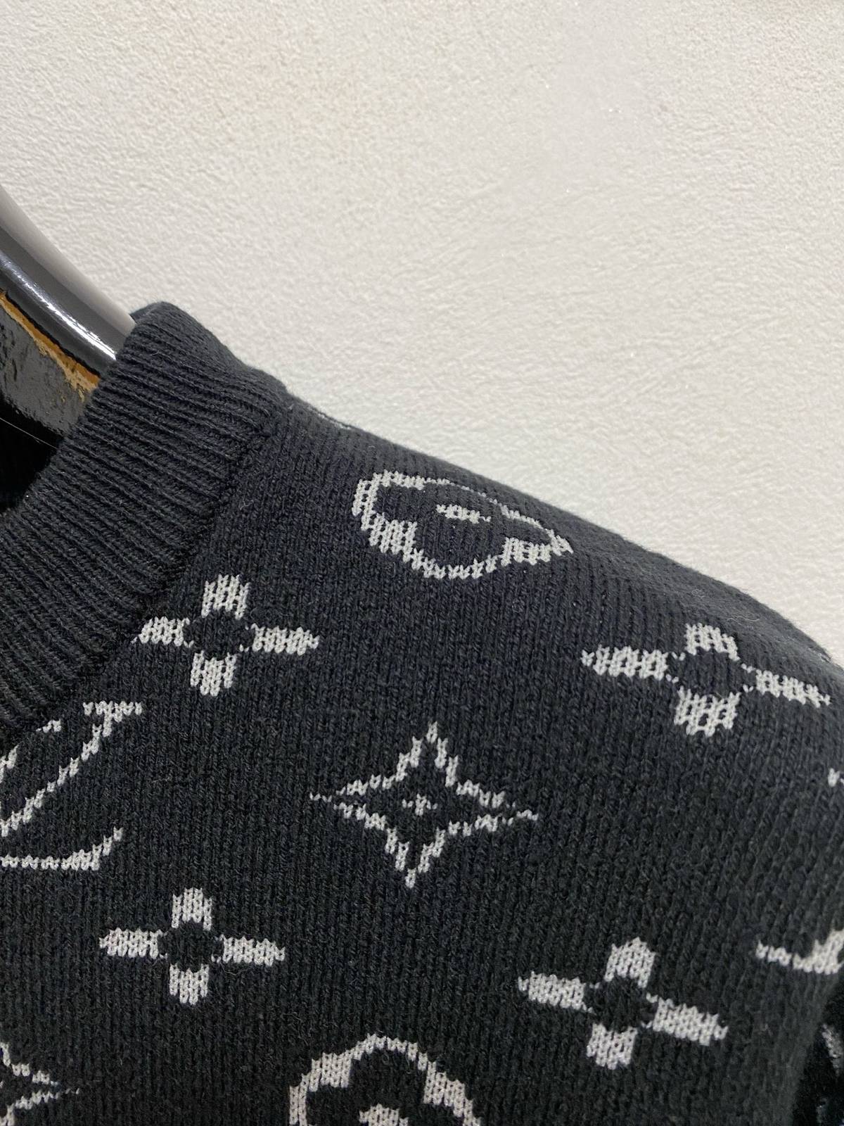 LOUIS VUITTON メンズ ニット クルーネック ケーブル編み ワッフル編み ロゴ刺繍 オーバーサイズ ブラック - 画像 7