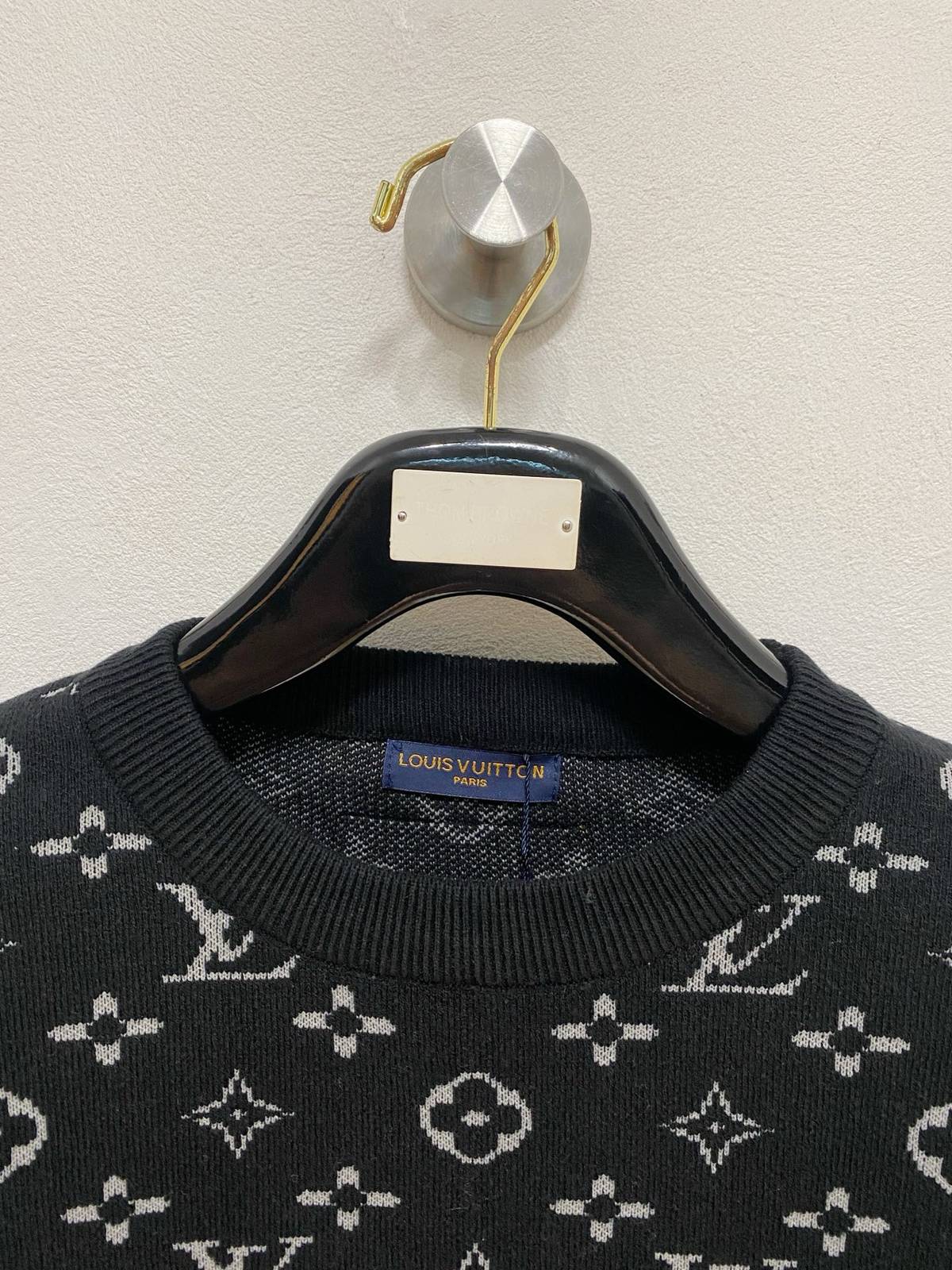 LOUIS VUITTON メンズ ニット クルーネック ケーブル編み ワッフル編み ロゴ刺繍 オーバーサイズ ブラック - 画像 8