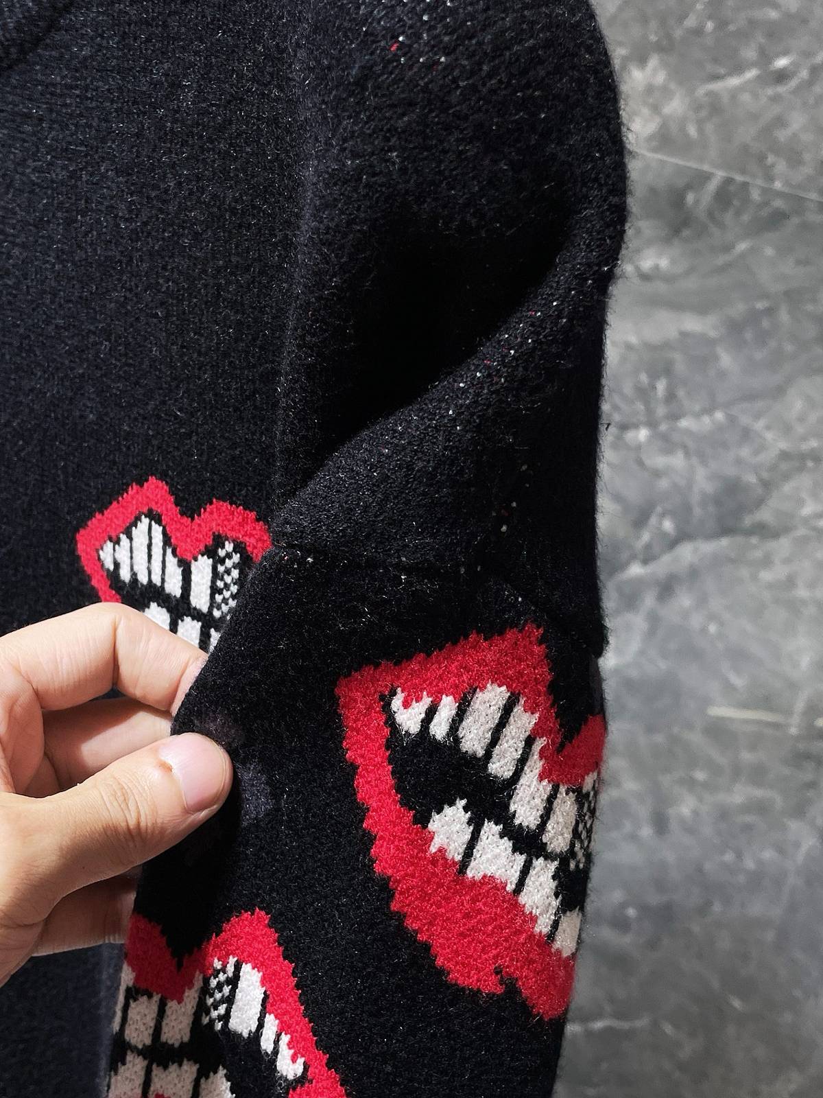 クローズ クルーネック ニットプルオーバー ケーブルニット ロゴ刺繍 メンズ ブラック - 画像 4
