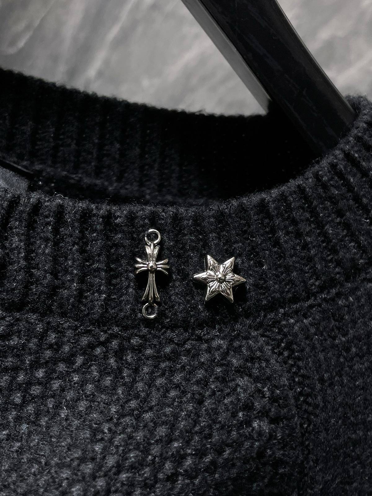 クローズ クルーネック ニット ニットプルオーバー ケーブルニット ロゴ刺繍 メンズ ブラック - 画像 9