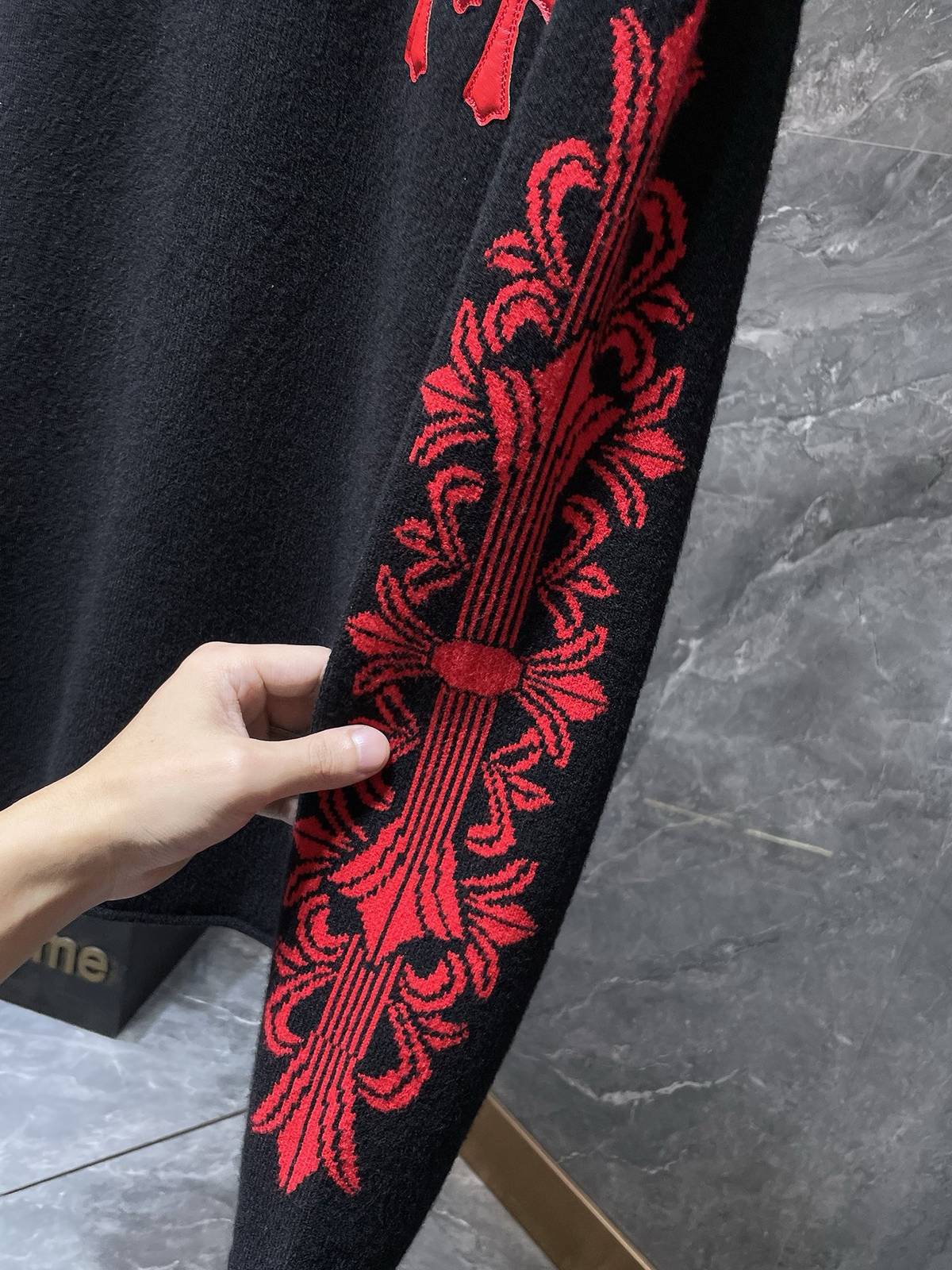 クロムハーツ メンズ ニット クルーネック ケーブルニット ロゴ刺繍 オーバーサイズ ブラック - 画像 4