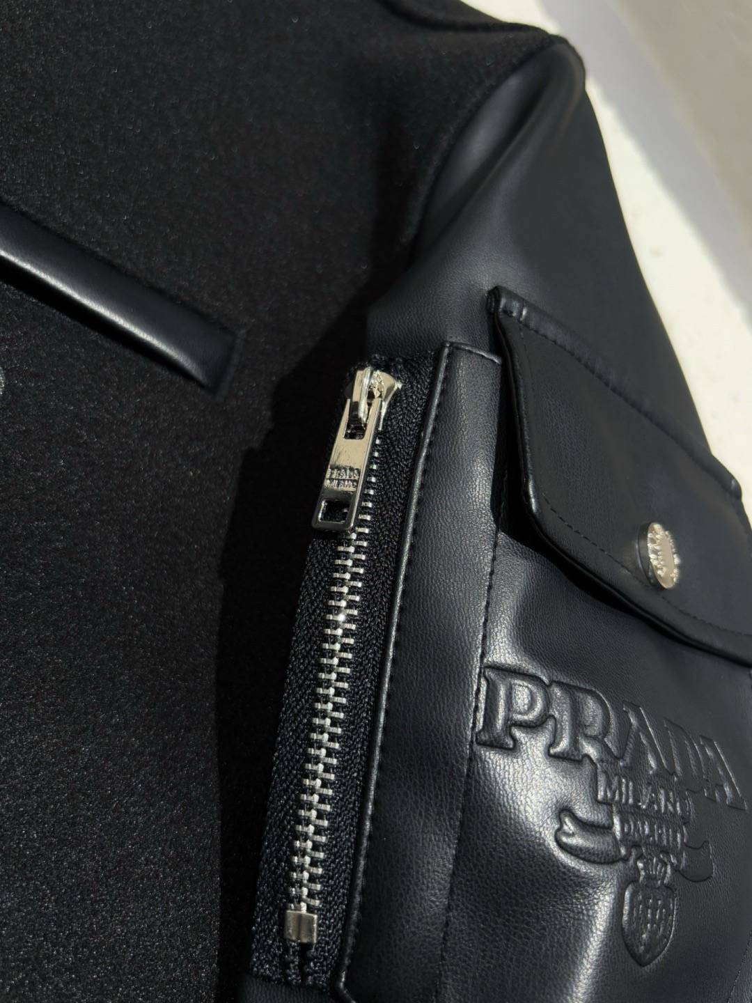 PRADA プラダ メンズ ジャケット ブルゾン ロゴワッペン ナイロン ワークジャケット ブラック - 画像 4