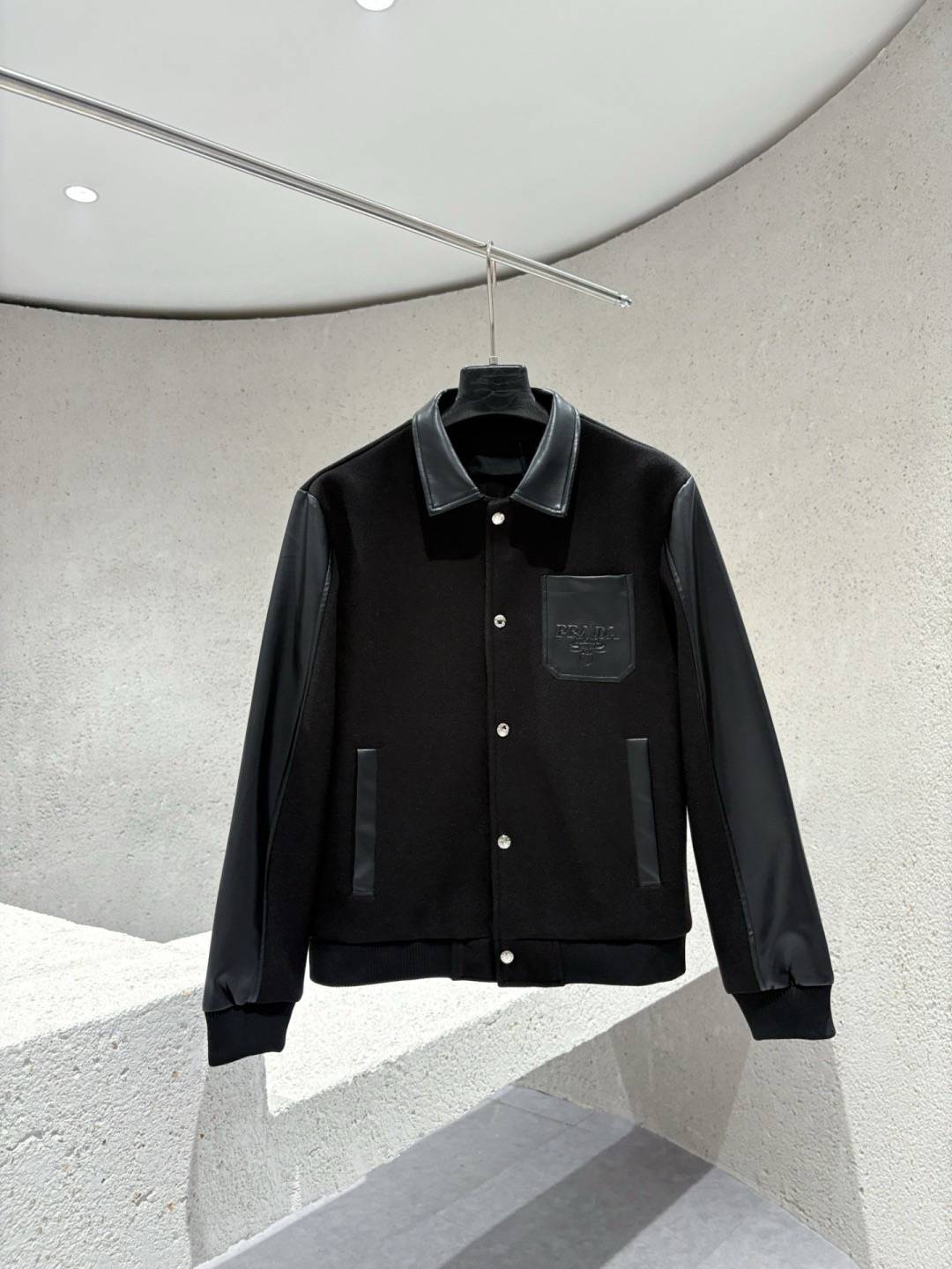 PRADA プラダ メンズ ジャケット ブルゾン ナイロン レザー キルティング ワンポイント刺繍 ボマージャケット ブラック