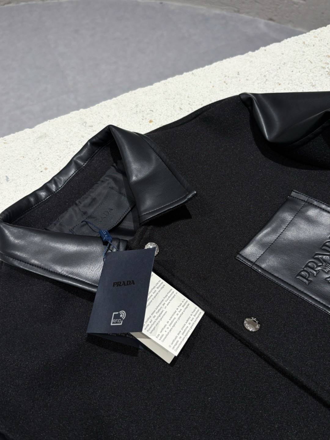 PRADA プラダ メンズ ジャケット ブルゾン ナイロン レザー キルティング ワンポイント刺繍 ボマージャケット ブラック - 画像 4