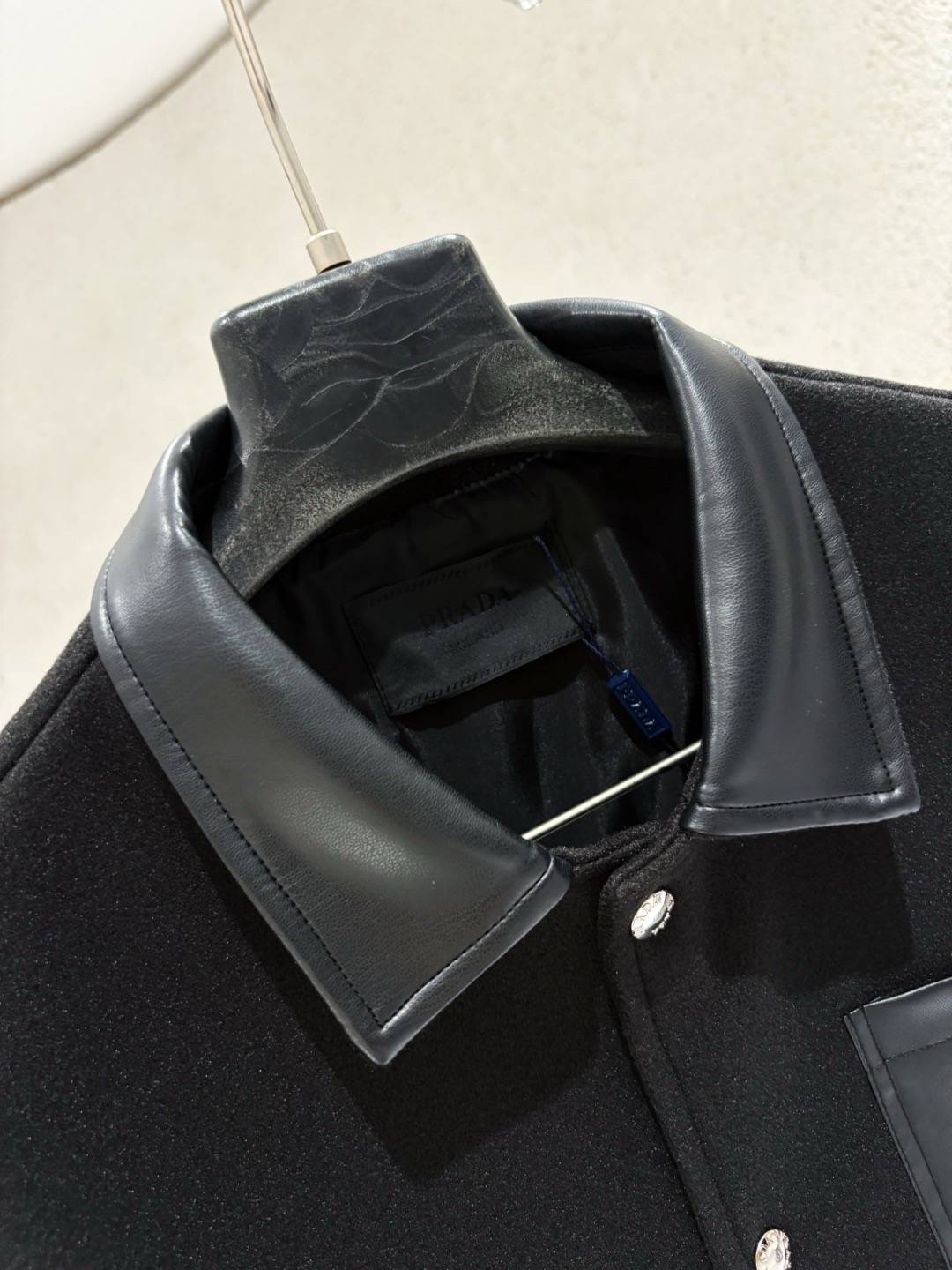 PRADA プラダ メンズ ジャケット ブルゾン ナイロン レザー キルティング ワンポイント刺繍 ボマージャケット ブラック - 画像 10