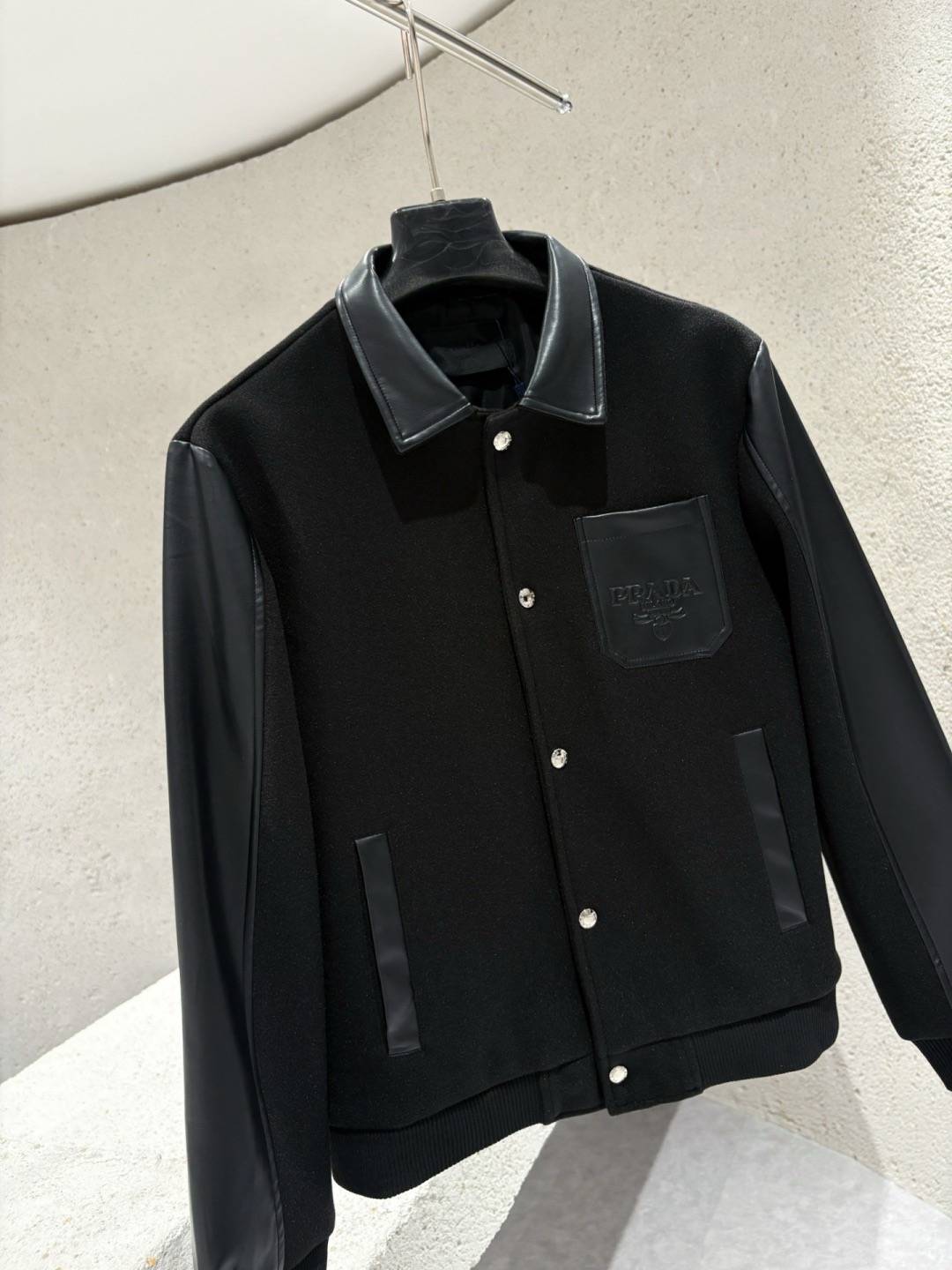 PRADA プラダ メンズ ジャケット ブルゾン ナイロン レザー キルティング ワンポイント刺繍 ボマージャケット ブラック - 画像 12