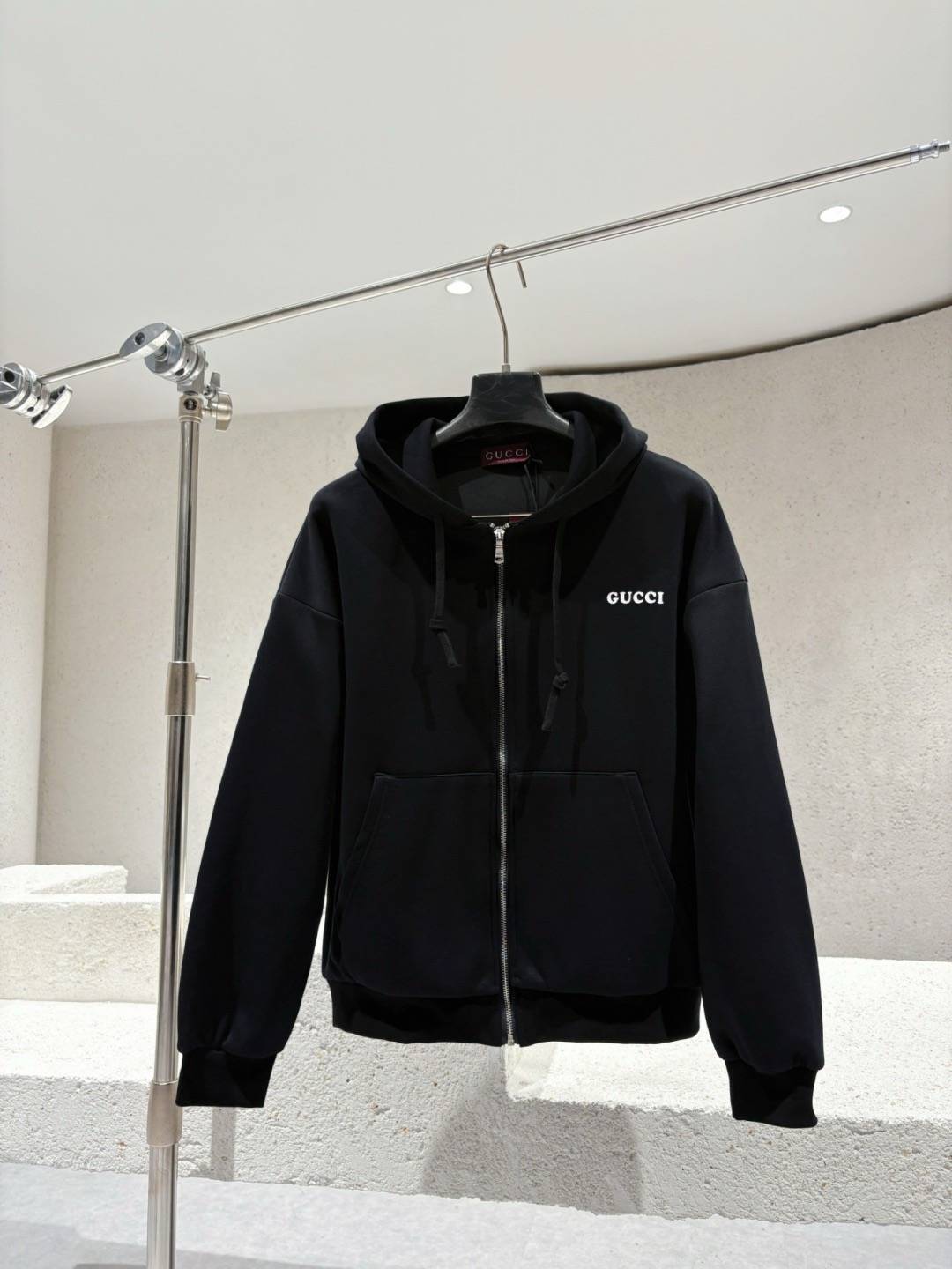 GUCCI メンズ ブルゾン フーデッドジャケット ナイロン ロゴワッペン ダブルジップ 秋冬 ブラック