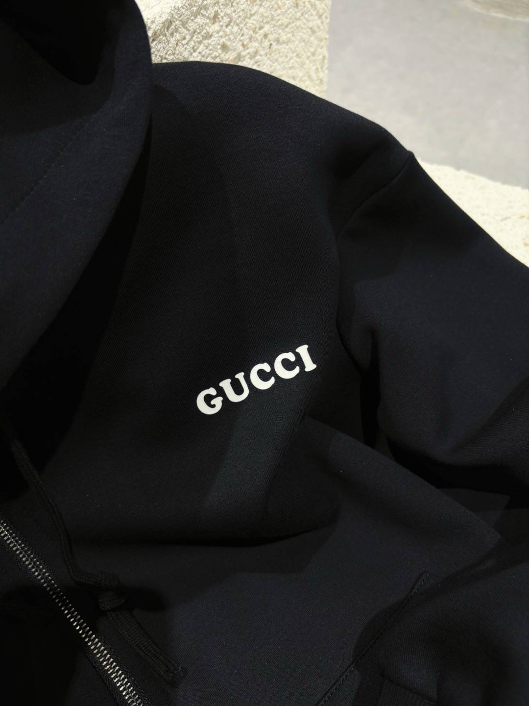 GUCCI メンズ ブルゾン フーデッドジャケット ナイロン ロゴワッペン ダブルジップ 秋冬 ブラック - 画像 3