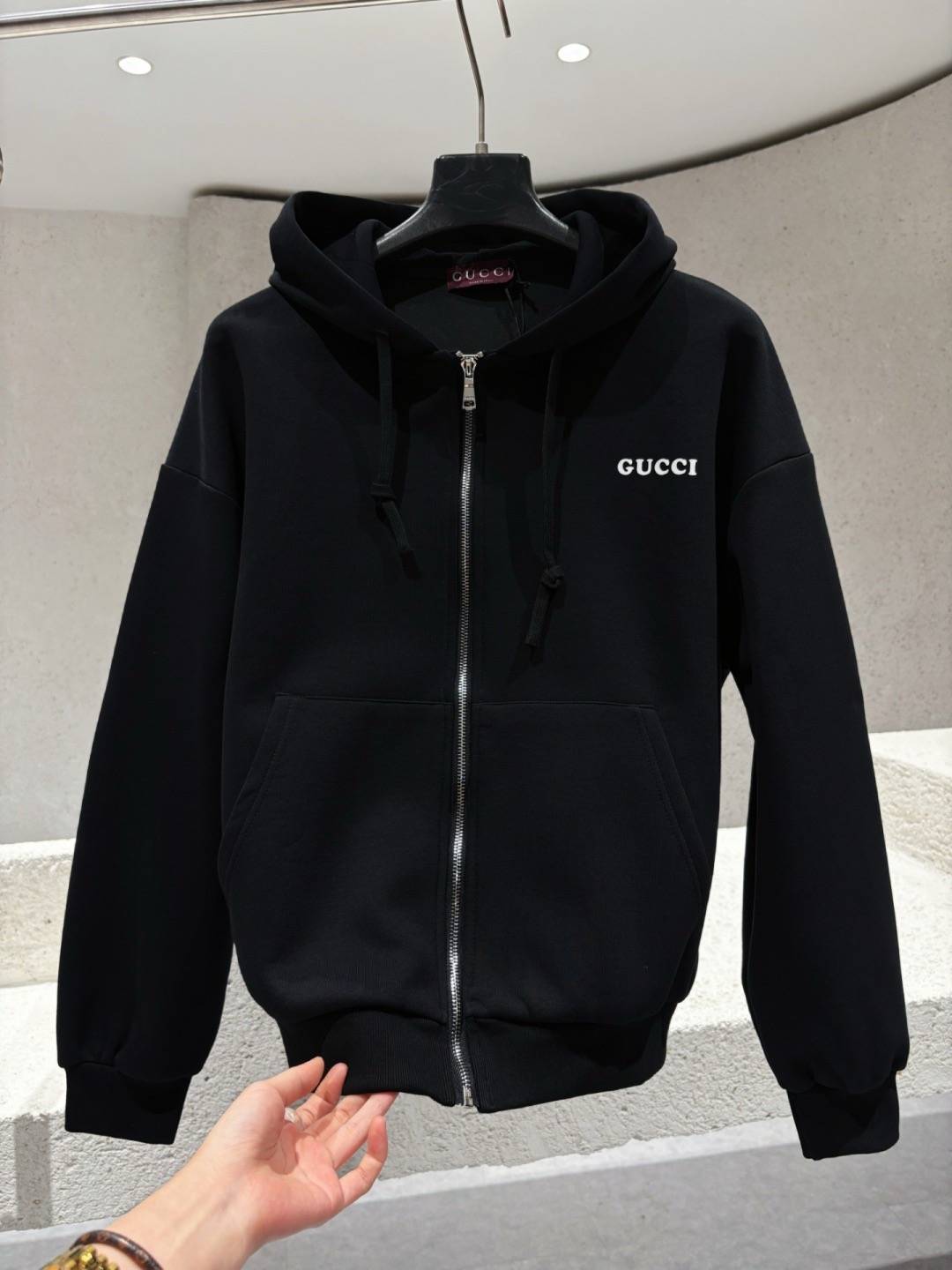 GUCCI メンズ ブルゾン フーデッドジャケット ナイロン ロゴワッペン ダブルジップ 秋冬 ブラック - 画像 8