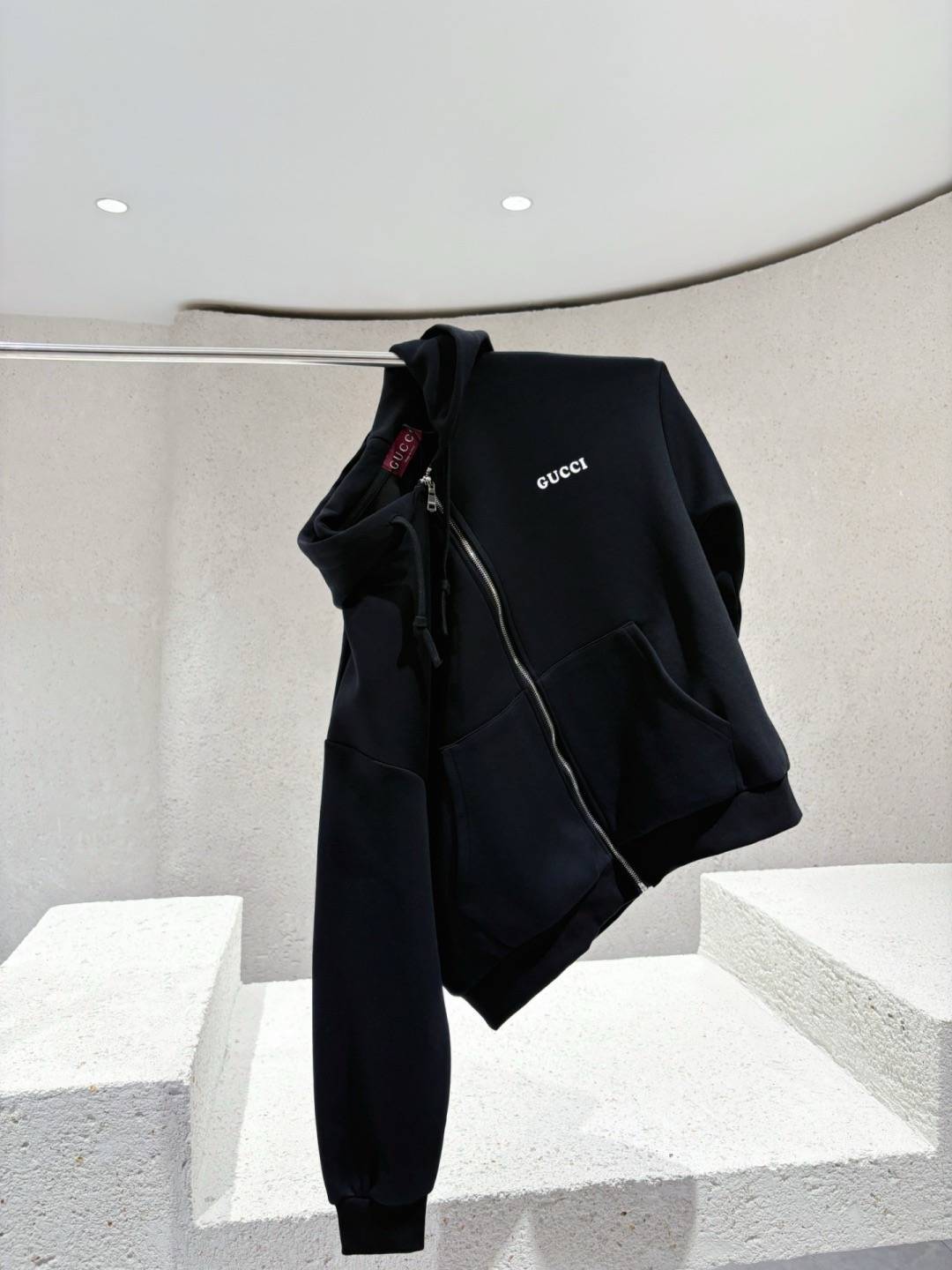 GUCCI メンズ ブルゾン フーデッドジャケット ナイロン ロゴワッペン ダブルジップ 秋冬 ブラック - 画像 9