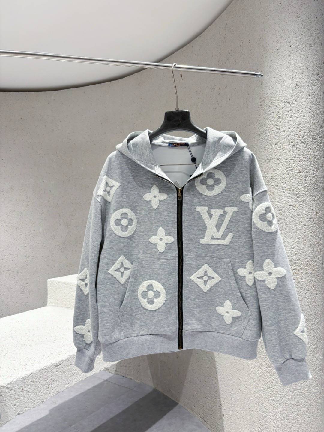 LOUIS VUITTON レディース ブルゾン マウンテンパーカー ロゴワッペン ナイロン 秋冬 ブラック ネイビー グレー