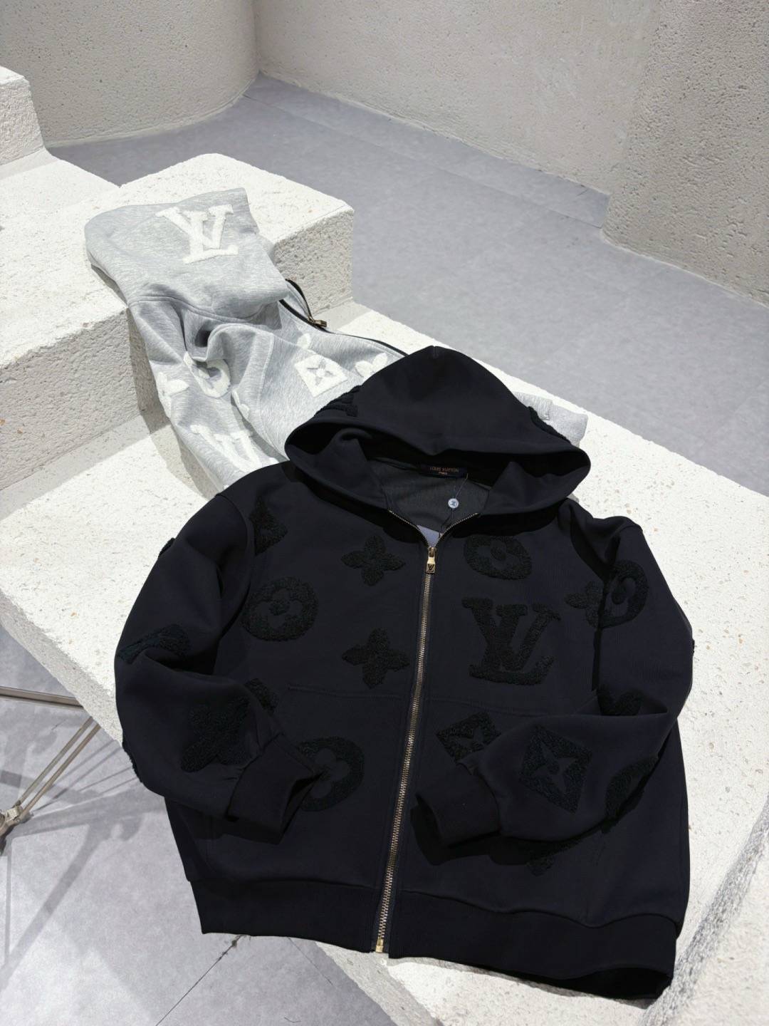 LOUIS VUITTON レディース ブルゾン マウンテンパーカー ロゴワッペン ナイロン 秋冬 ブラック ネイビー グレー - 画像 2