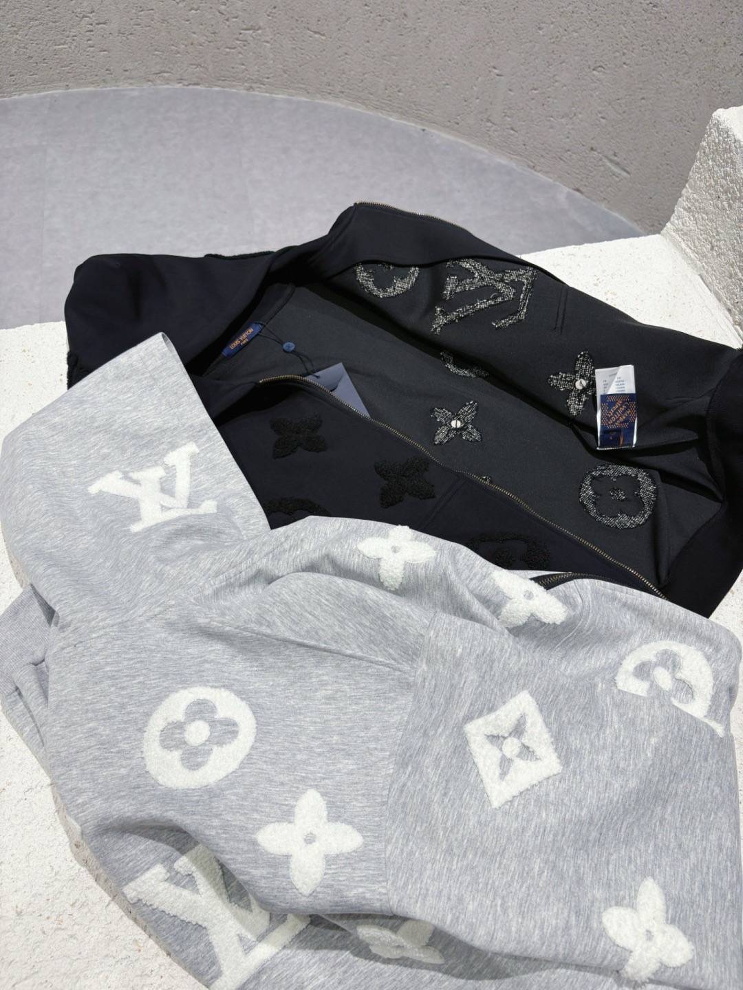 LOUIS VUITTON レディース ブルゾン マウンテンパーカー ロゴワッペン ナイロン 秋冬 ブラック ネイビー グレー - 画像 3