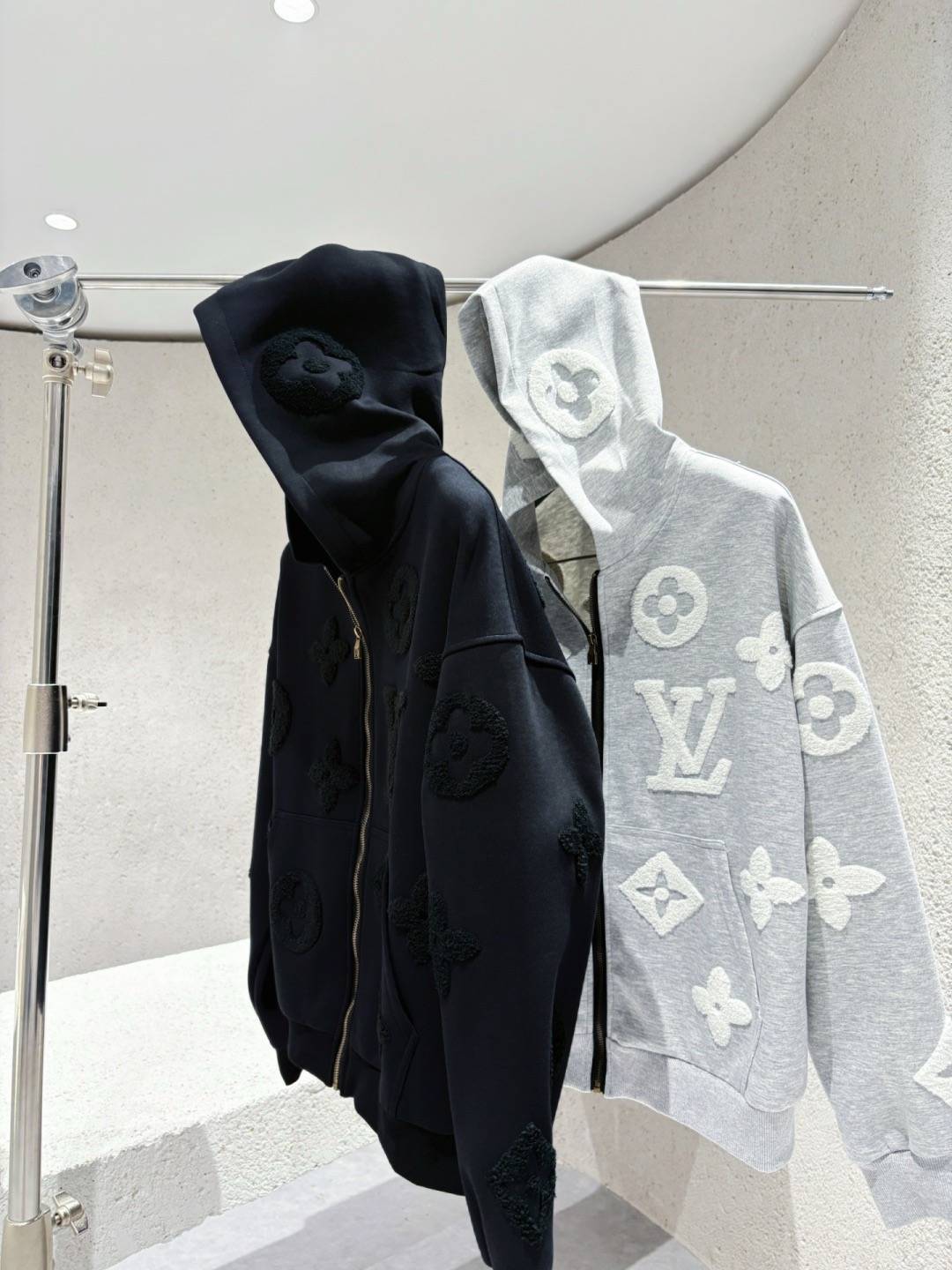 LOUIS VUITTON レディース ブルゾン マウンテンパーカー ロゴワッペン ナイロン 秋冬 ブラック ネイビー グレー - 画像 4