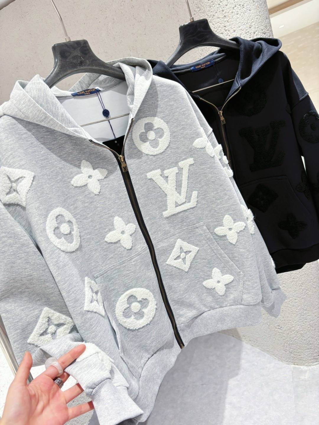 LOUIS VUITTON レディース ブルゾン マウンテンパーカー ロゴワッペン ナイロン 秋冬 ブラック ネイビー グレー - 画像 5