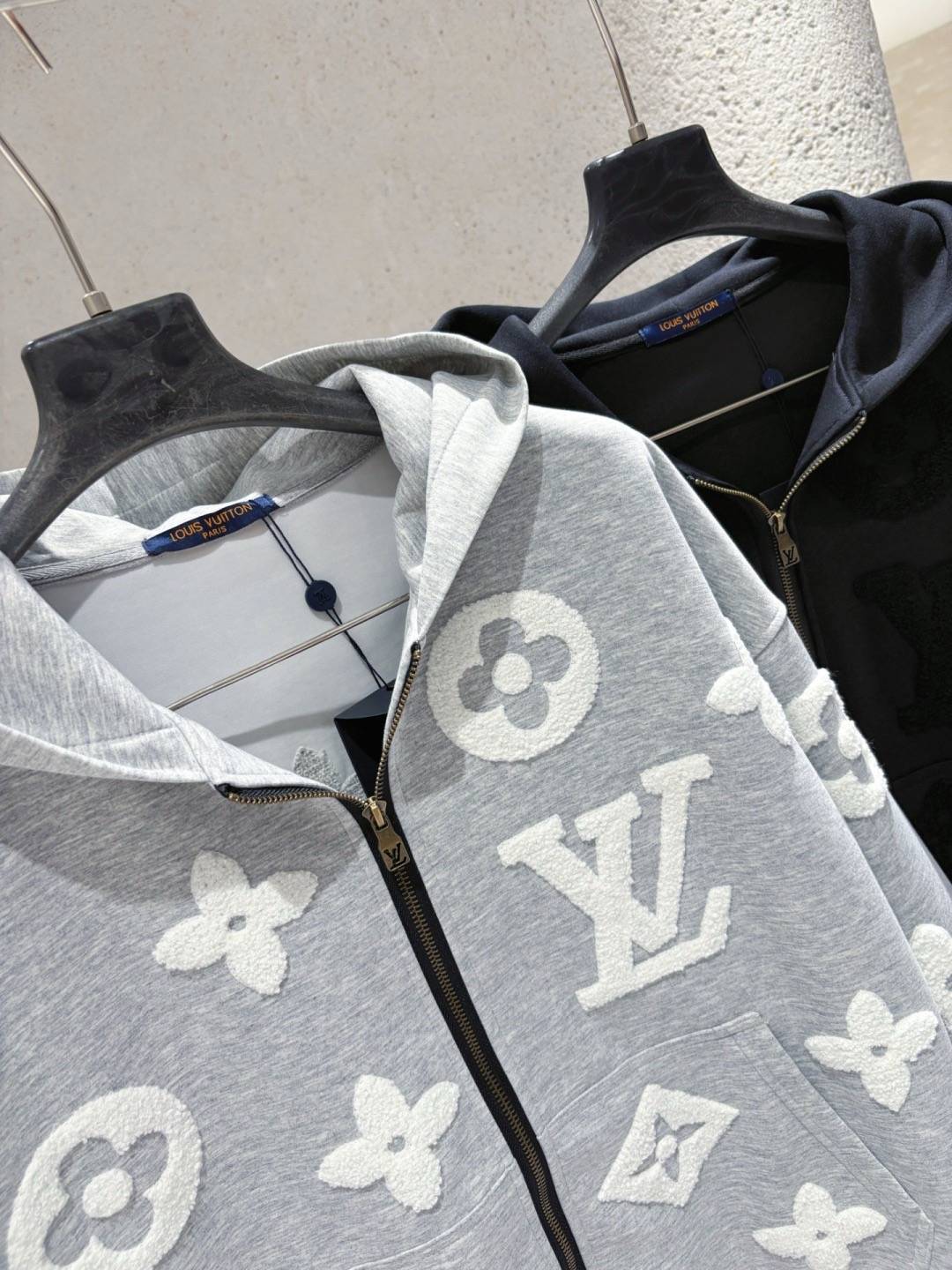 LOUIS VUITTON レディース ブルゾン マウンテンパーカー ロゴワッペン ナイロン 秋冬 ブラック ネイビー グレー - 画像 6