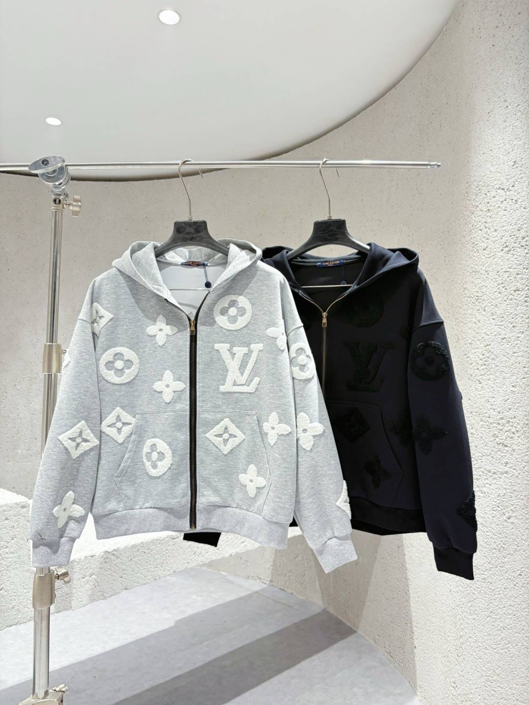 LOUIS VUITTON レディース ブルゾン マウンテンパーカー ロゴワッペン ナイロン 秋冬 ブラック ネイビー グレー - 画像 7