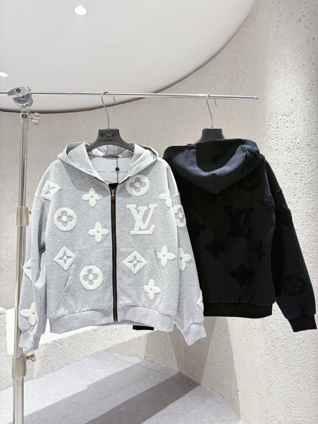 LOUIS VUITTON レディース ブルゾン マウンテンパーカー ロゴワッペン ナイロン 秋冬 ブラック ネイビー グレー - 画像 10